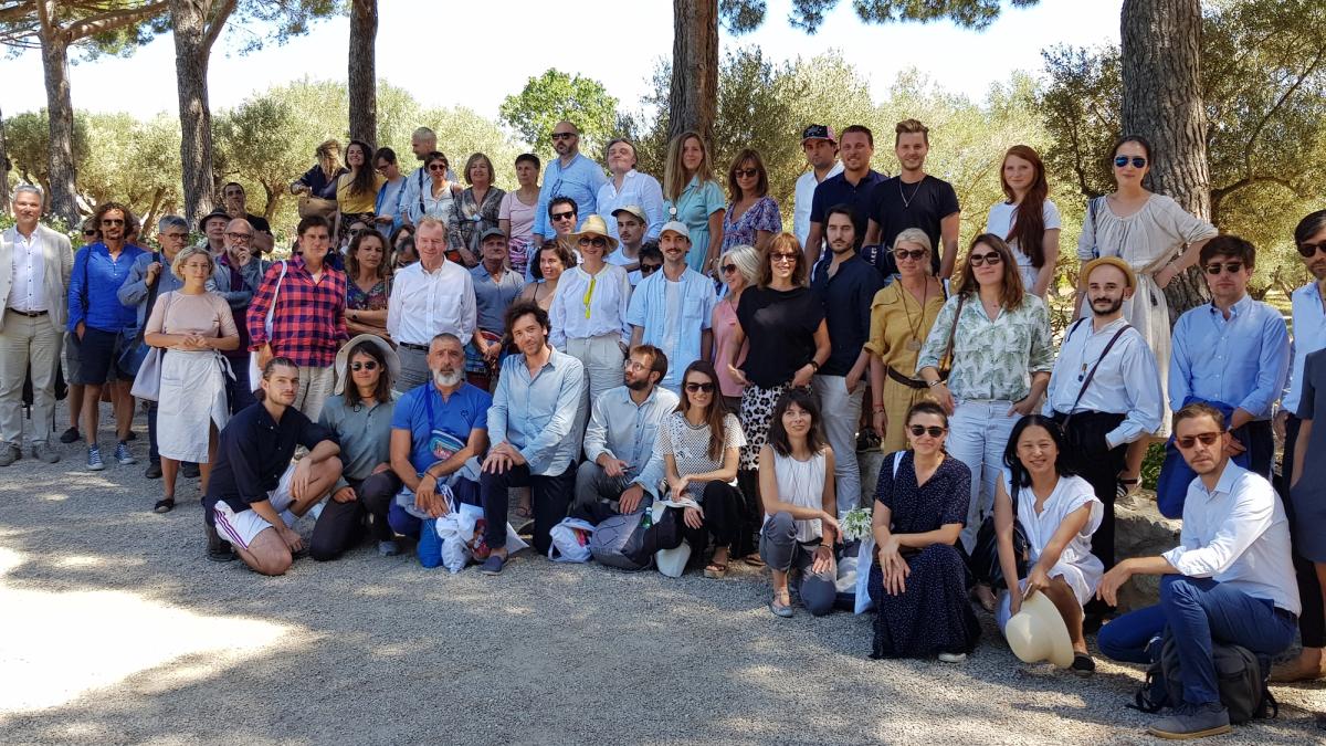 Les artistes et designers de la Villa Noailles et les membres du réseau Plein Sud réunis à la Fondation Carmignac à Porquerolles le 9 juillet. Photo : D.R. 