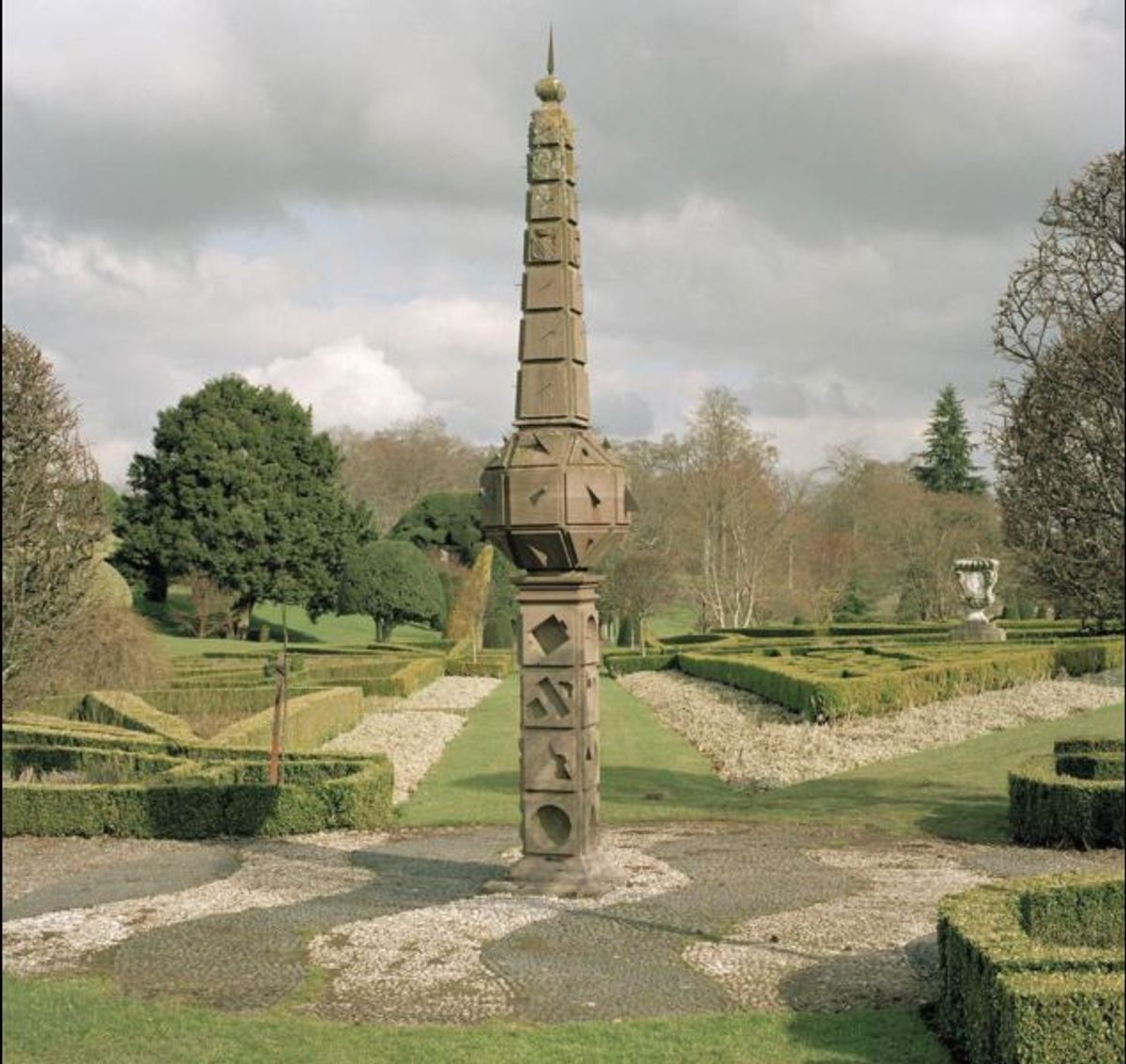 John Mylne, cadran solaire, 1630, château de Drummond, Crieff, Écosse.
© Crown/HES. Courtesy de la Collection Records of the Royal Commission on the Ancient and Historical Monuments of Scotland (RCAHMS), Édimbourg