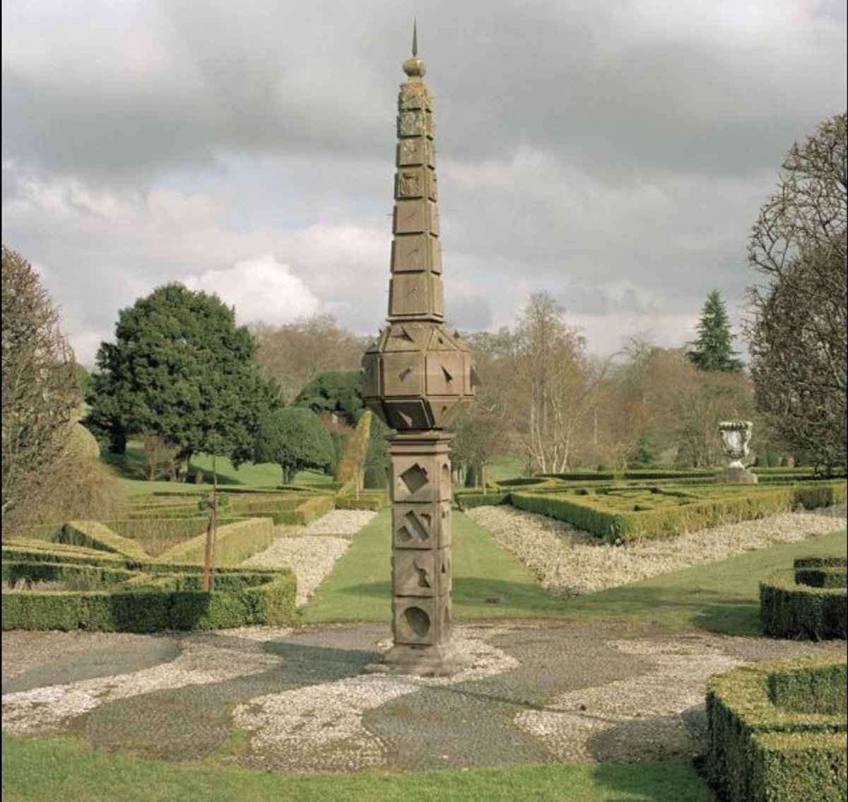 John Mylne, cadran solaire, 1630, château de Drummond, Crieff, Écosse.
© Crown/HES. Courtesy de la Collection Records of the Royal Commission on the Ancient and Historical Monuments of Scotland (RCAHMS), Édimbourg