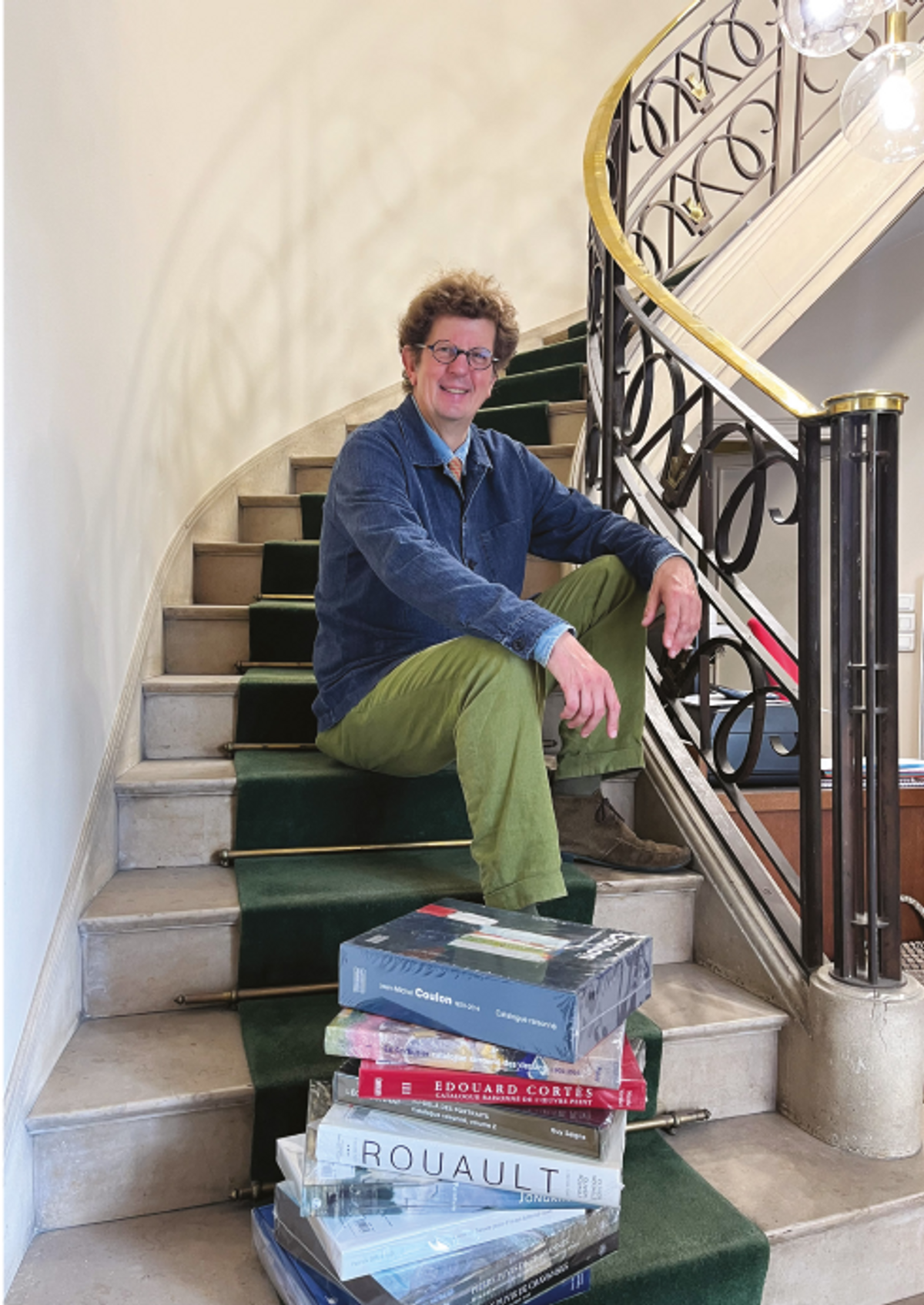 Thierry Meaudre et la rampe de Charles Piguet dans la librairie Lardanchet, Paris. ©D.R.