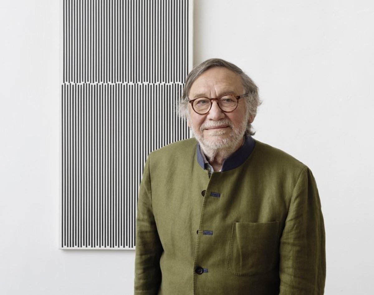 Serge Lemoine devant l’acrylique sur toile Vertical VI (1998) d’Ode Bertrand. © André Morin