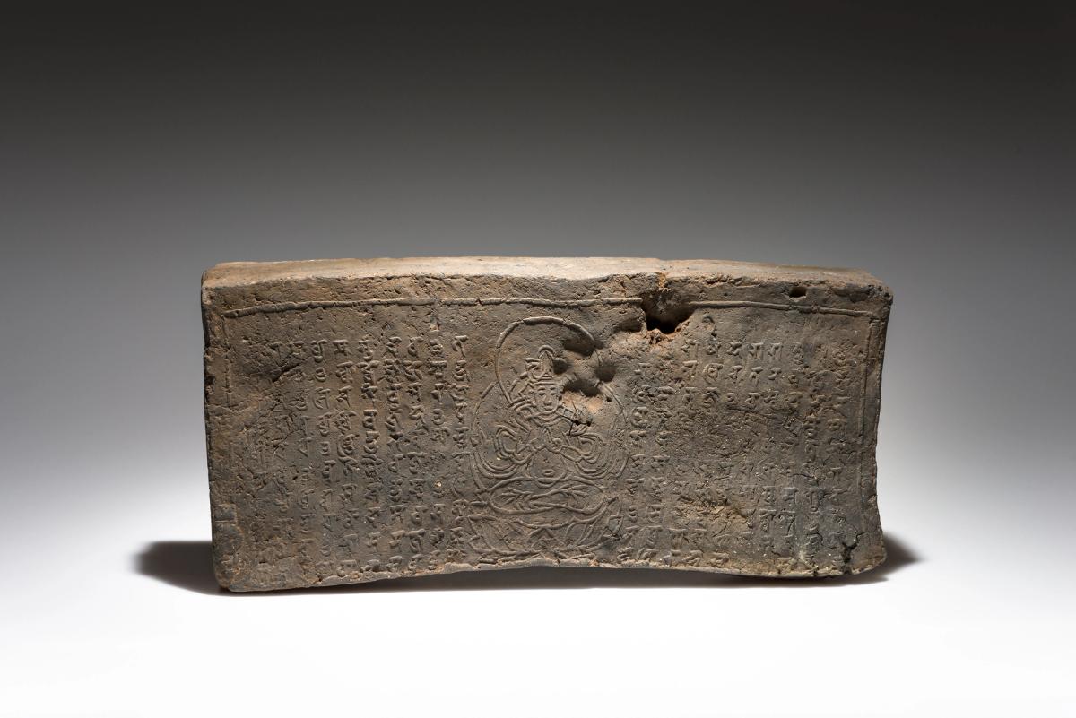 Brique avec écriture estampée en tibétain à partir du sanskrit, figure
de Bouddha et empreintes de chat, Canton, Chine, probablement dynastie Qing (1644-1912), terre cuite avec déformations. © Musée Ariana. Photo Jean-Marc Chérix