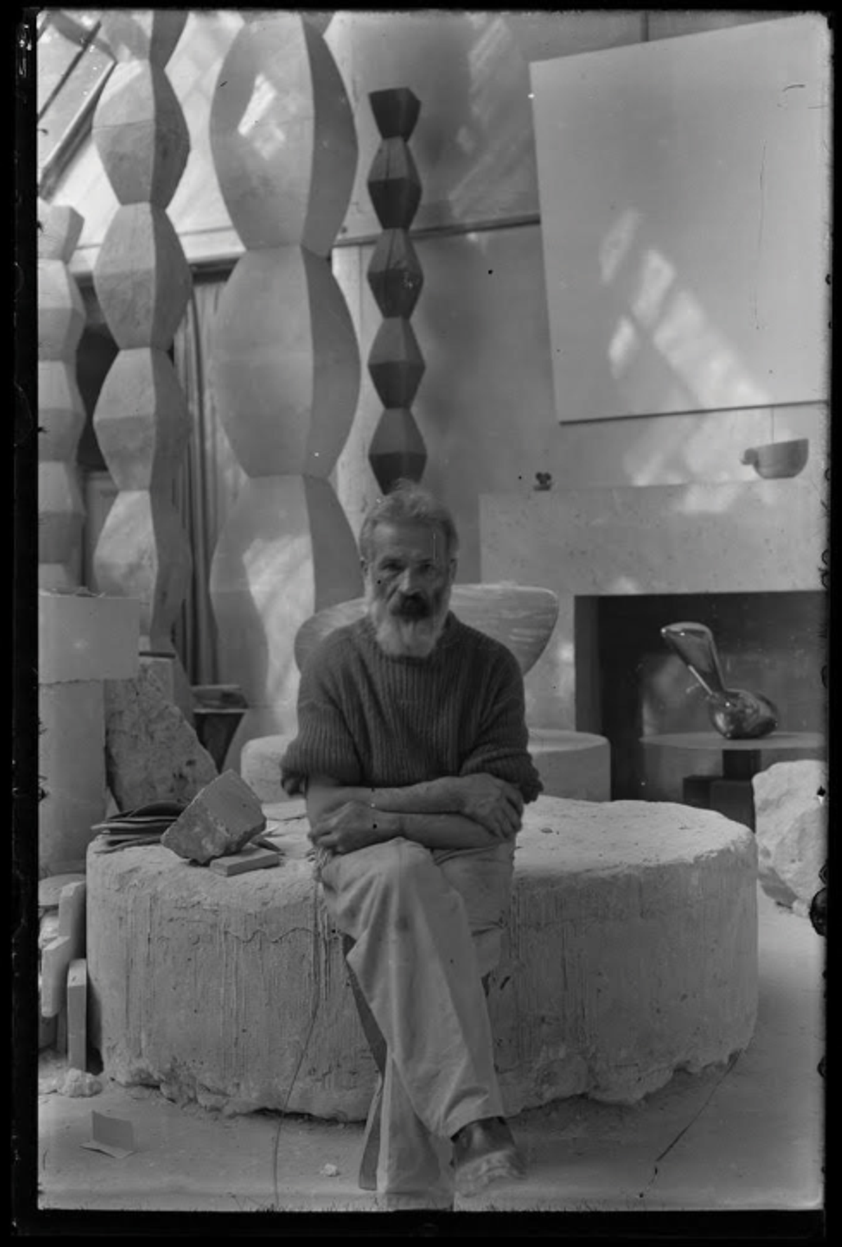 Constantin Brancusi, Autoportrait dans l’atelier, vers 1933-1934, négatif gélatino-argentique sur plaque de verre. © Succession Brancusi. Photo Centre Pompidou, Mnam-Cci/Dist. Rmn-Gp