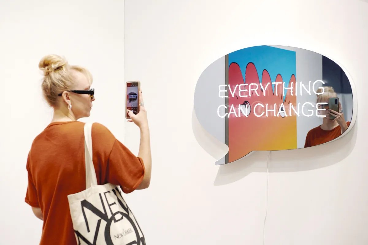 Une visiteuse sur un stand de la foire Armory Show, à New York. Photo : Vincent Tullo