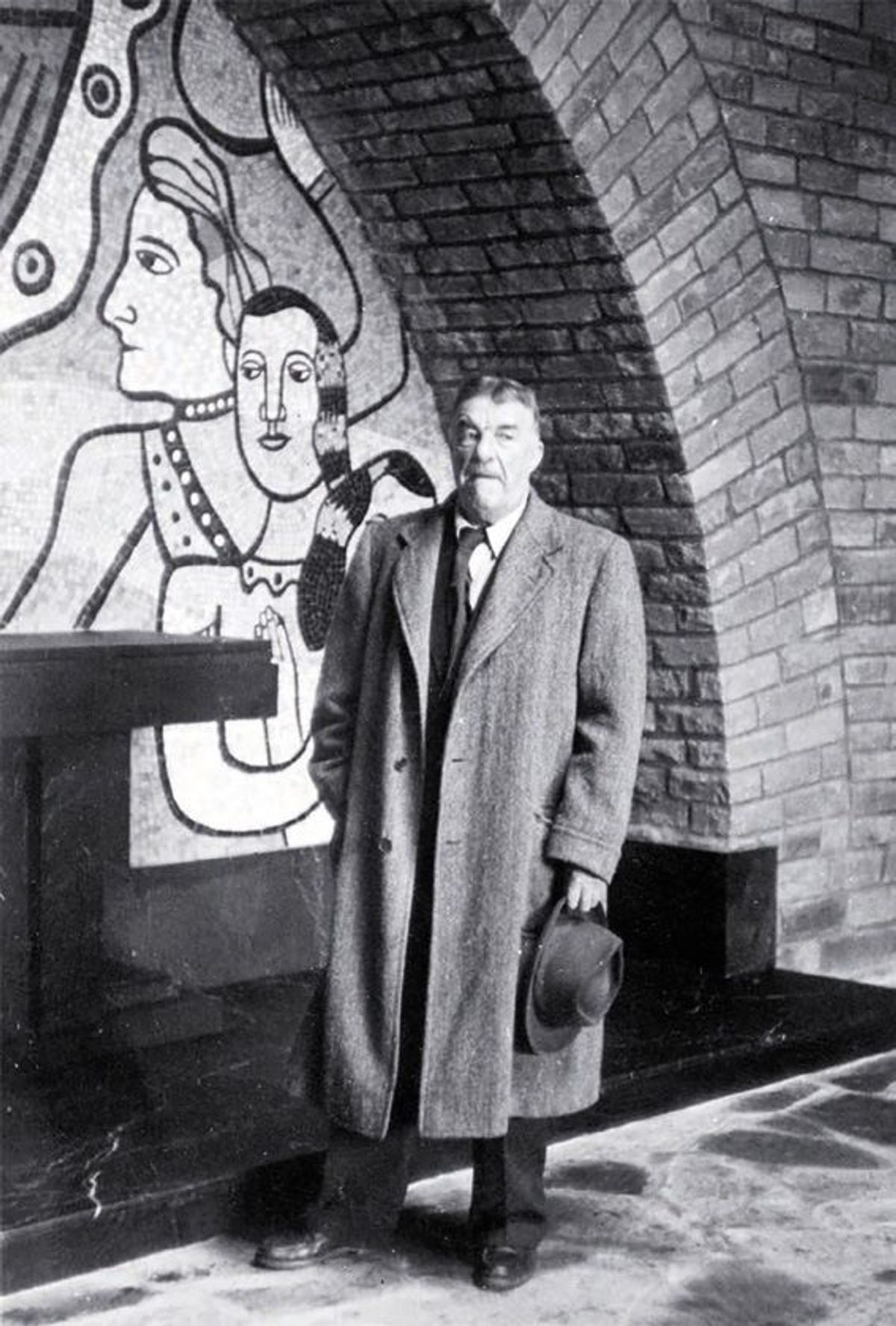 Fernand Léger devant une de ses mosaïques conçues pour la crypte du Mémorial de Mardasson, à Bastogne, lors de son inauguration en 1950. Photo D.R.