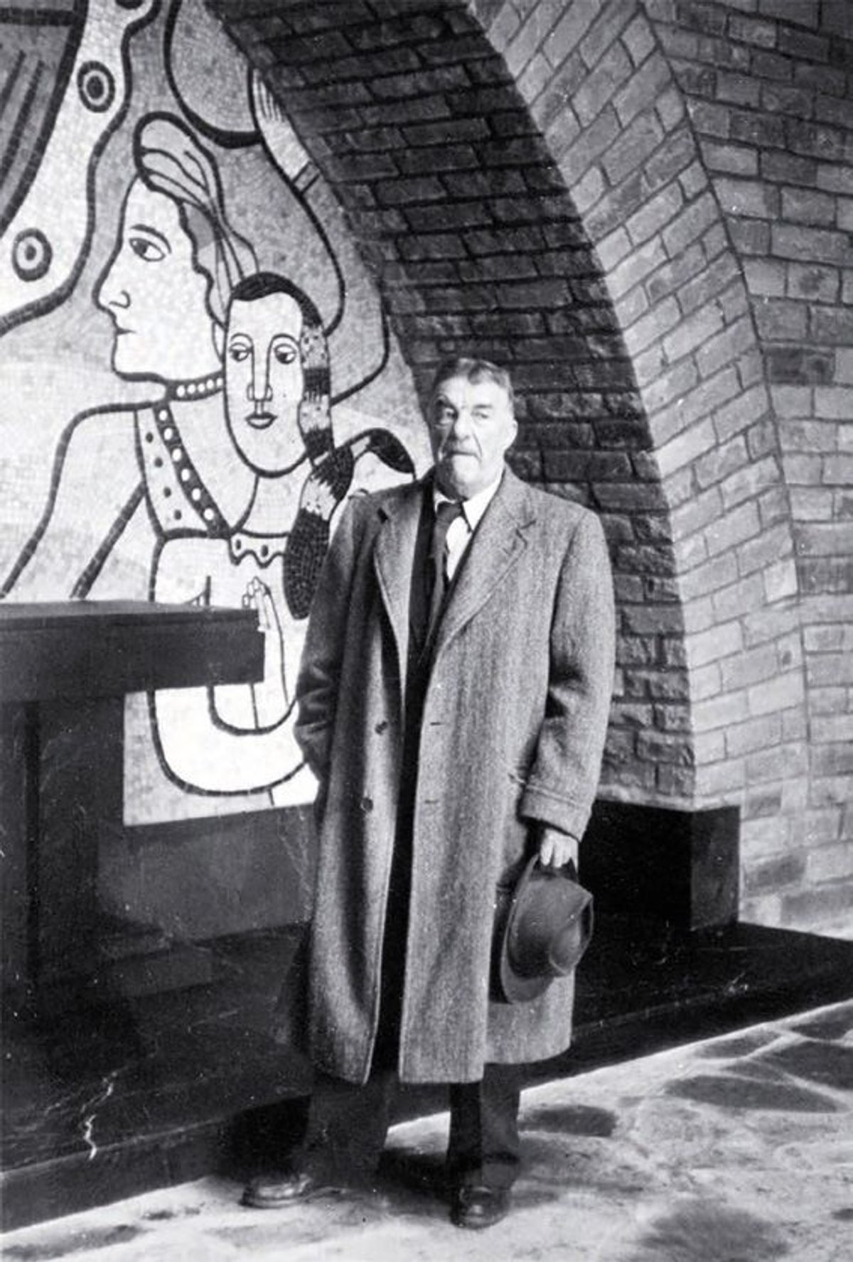 Fernand Léger devant une de ses mosaïques conçues pour la crypte du Mémorial de Mardasson, à Bastogne, lors de son inauguration en 1950. Photo D.R.