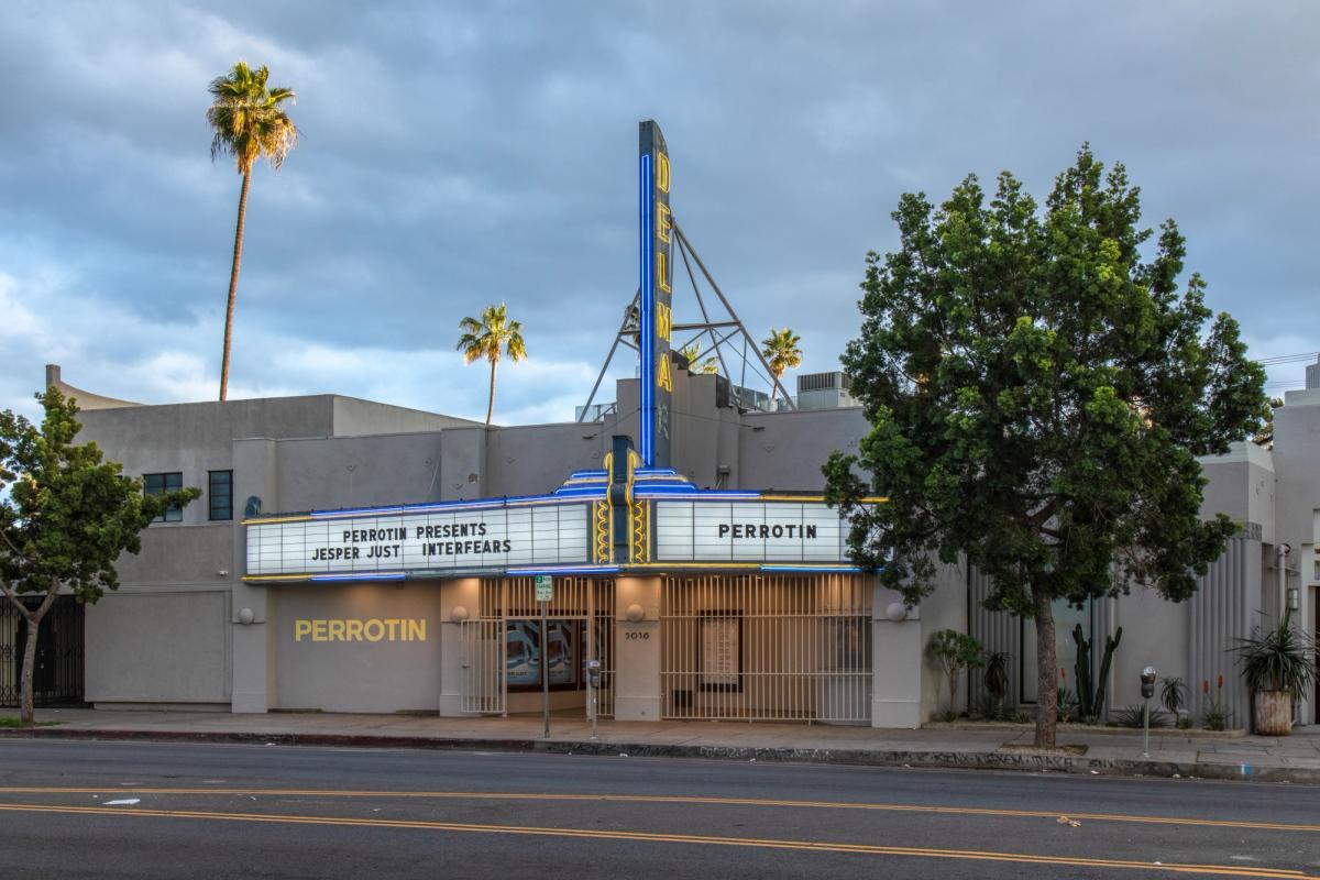 Perrotin Los Angeles, bâtiment avant rénovation, ancien cinéma Del Mar Theater, ouvert en 1939 et en activité jusque dans les années 1980. Courtesy Perrotin. Photo : Evan Bedford 
