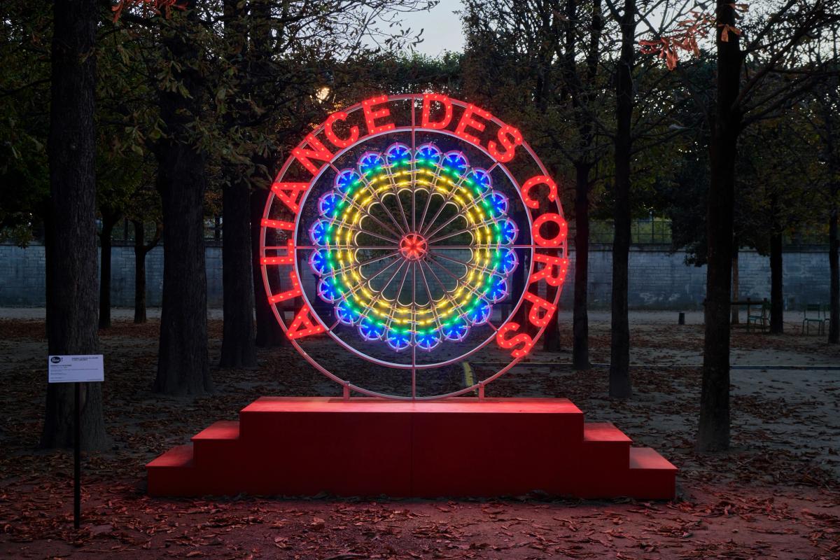 Alliance des corps, 2021, métal, bois, PVC et ampoules LED, Paris, Jardin des Tuileries, FIAC Hors les Murs 2021. Photo : Marc Domage. Courtesy de l'artiste et Mazzoleni (Londres - Turin)