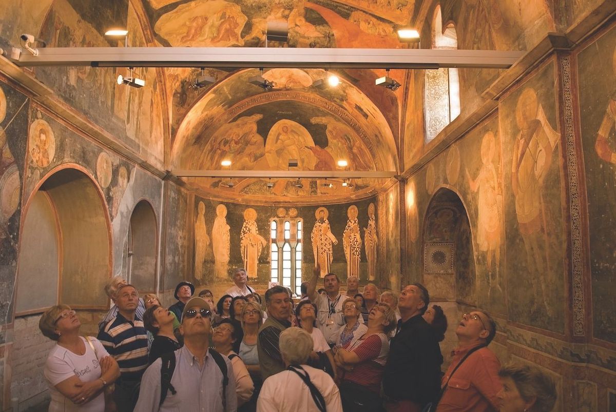 Touristes admirant les mosaïques de Saint-Sauveur-in-Chora à Istanbul, en Turquie. Images & Stories/Alamy Stock Photo D.R.