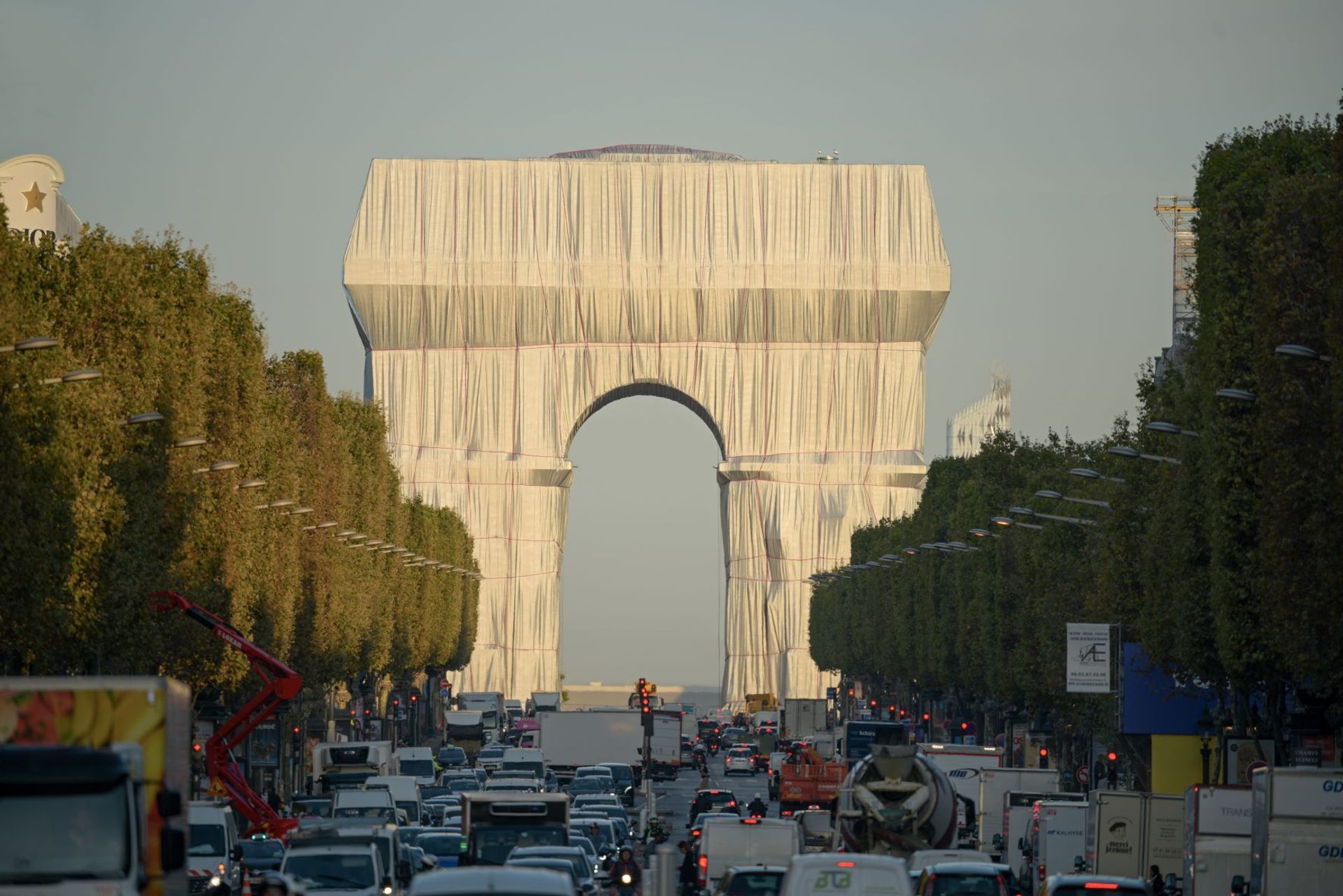 Christo et Jeanne-Claude, L'Arc de Triomphe, Wrapped, Paris, 1961-2021. Paris, 2021. Photo : Benjamin Loyseau. © 2021 Christo and Jeanne- Claude Foundation