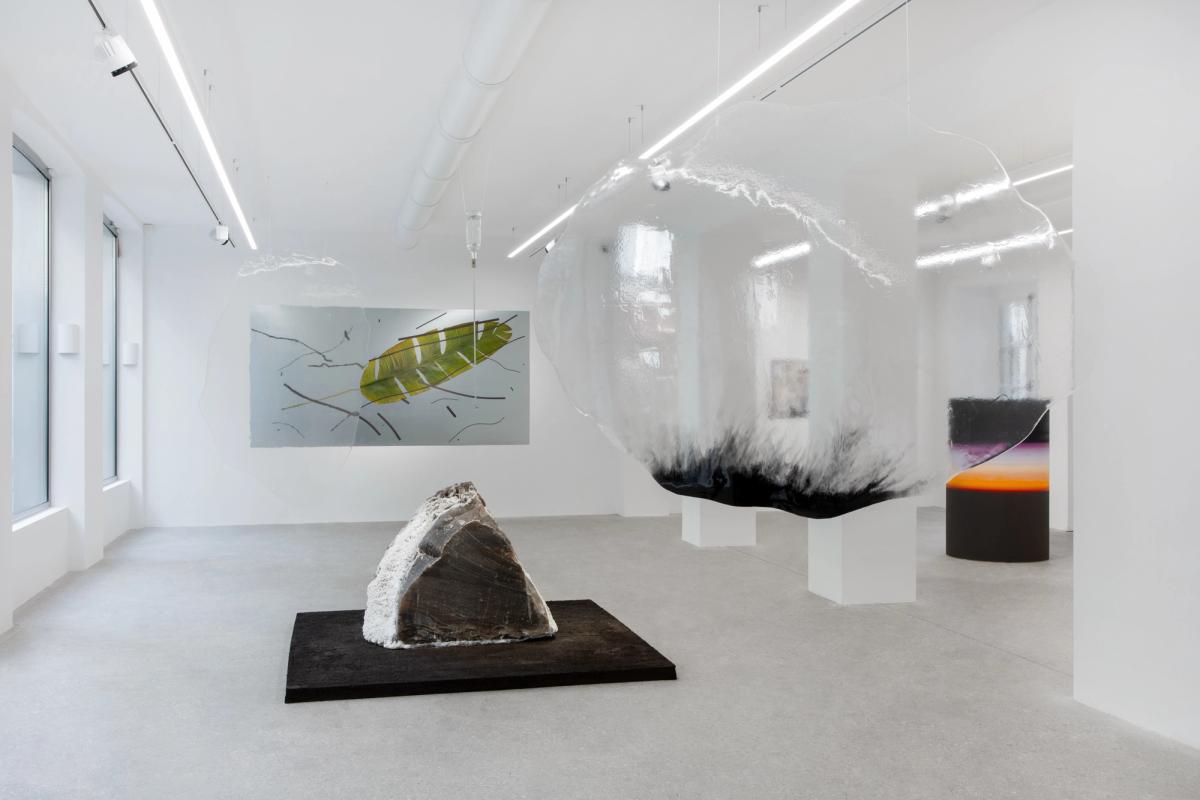 Vues de l’exposition « Michel François. Feuilles, Flaques, Anneaux et Sédiments », Mennour (5 rue du Pont de Lodi, Paris 6), 2024. © Michel François, Adagp, Paris, 2024. Photo Archives Mennour. Courtesy the artist and Mennour, Paris