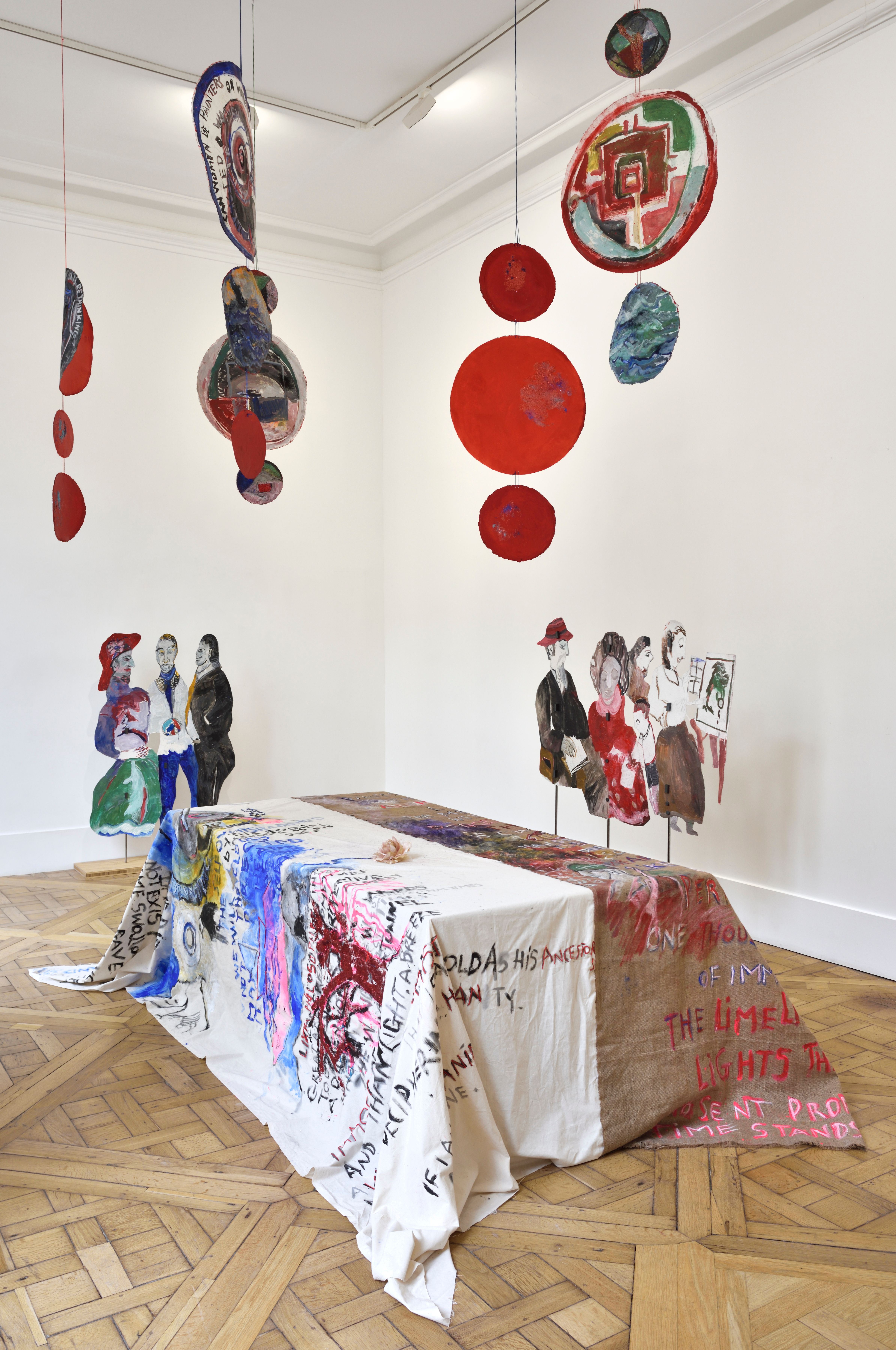 Anna Boghiguian, The Dinner Table, 2022, acrylique, cire, paillettes sur fibre végétale, tissu et papier découpé, dimensions variables. Courtesy de l’artiste et Campoli Presti, Paris. Photo : Rebecca Fanuele.