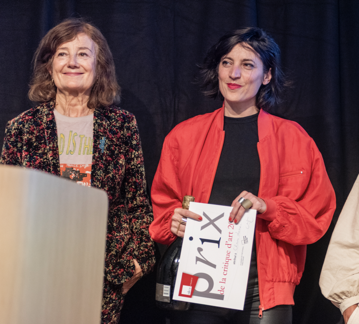 Agnès Thurnauer, présidente du jury, et Claire Luna, lauréate du prix AICA-France Élisabeth Couturier de la critique d’art 2025. Photo : Martin Barzilai