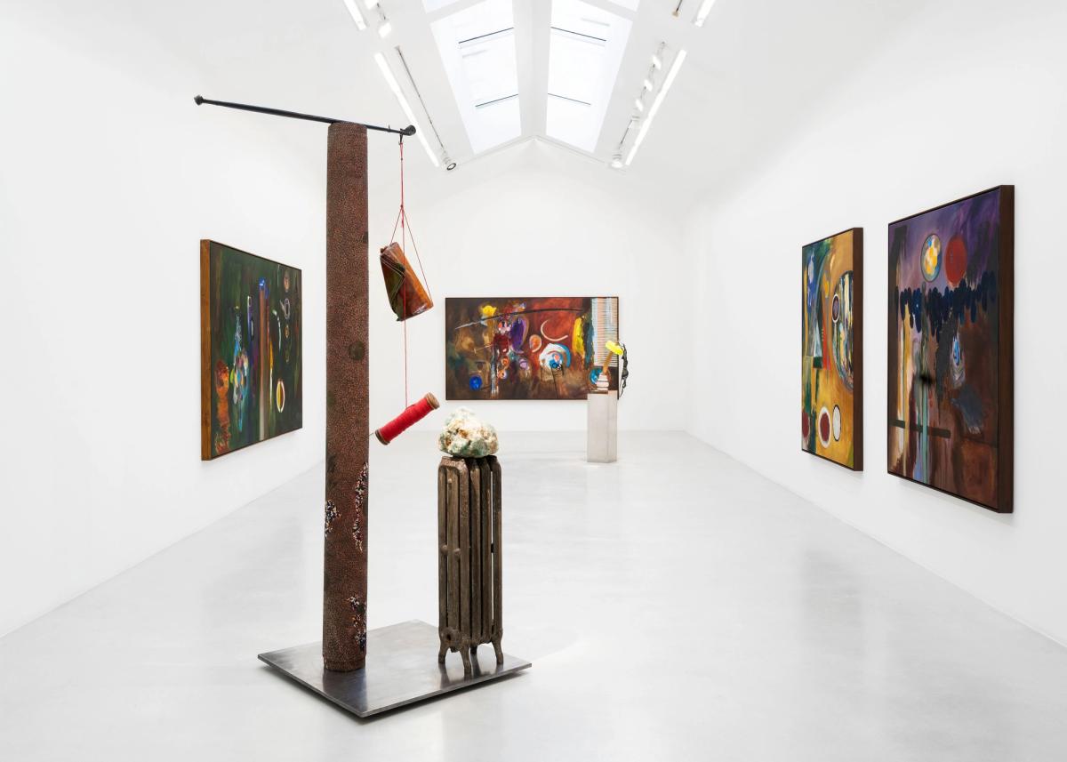 Vue de l’exposition « Bharti Kher : The Sun Splitting Stones », chez Perrotin Paris. Courtesy de l’artiste et de Perrotin. Photo Claire Dorn