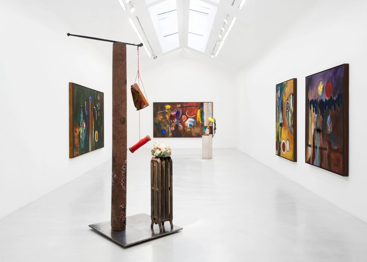 Vue de l’exposition « Bharti Kher : The Sun Splitting Stones », chez Perrotin Paris. Courtesy de l’artiste et de Perrotin. Photo Claire Dorn