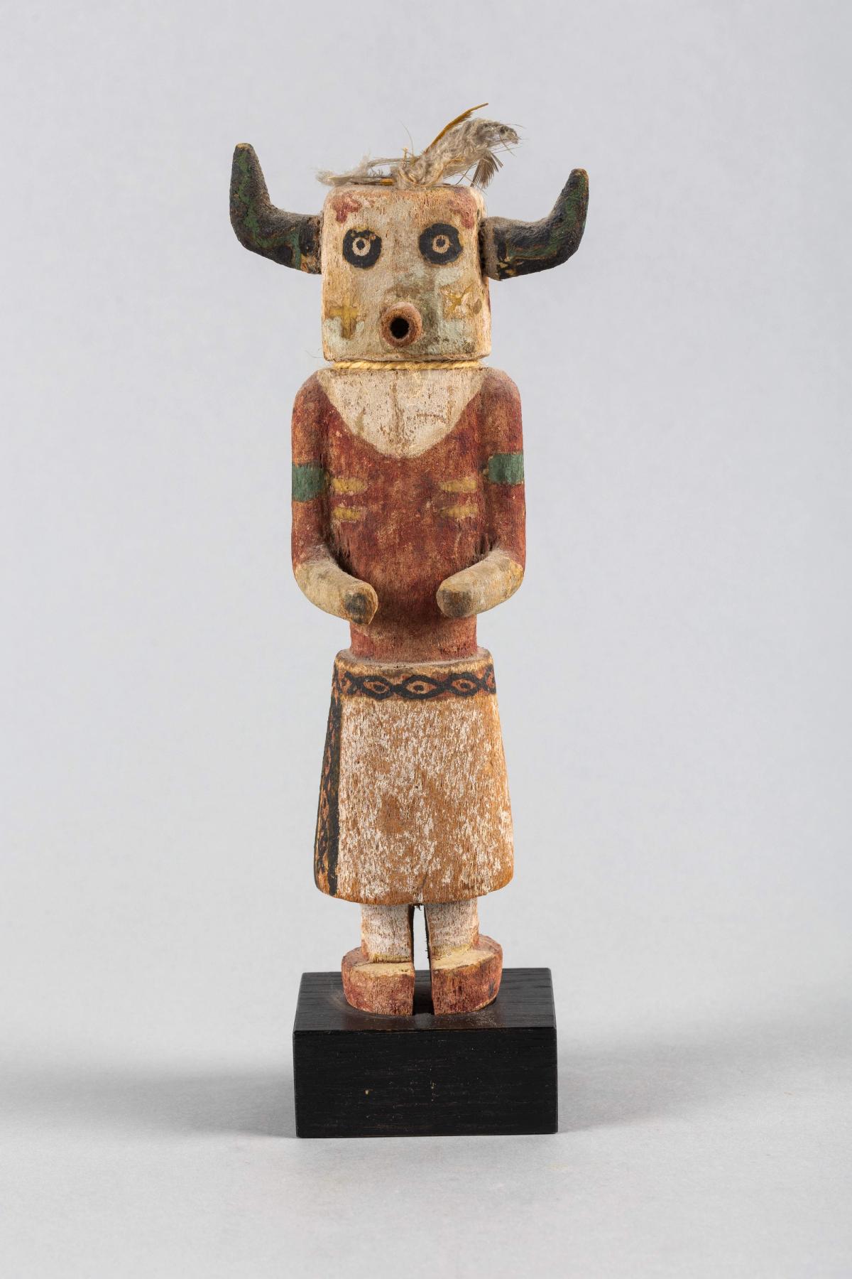 Ho-O-te, poupée Kachina, peuple Hopi, Arizona, fin du XIXe siècle. Courtesy Rennes Enchères Bretagne