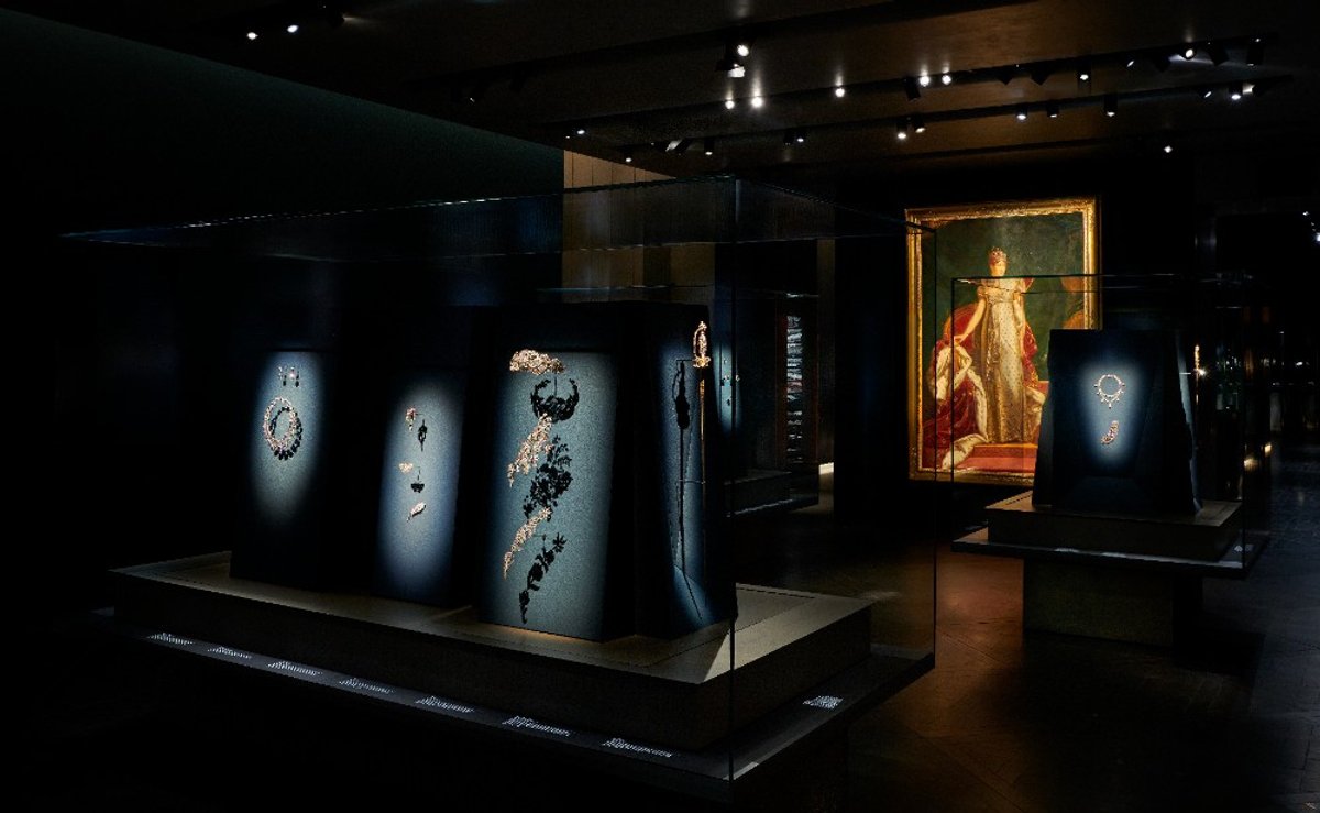 Vue de l'exposition « Joyaux dynastiques ». © The Al Thani Collection 2025. All rights reserved. Photo Marc Domage