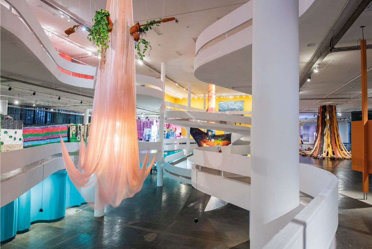 Vue de l’installation Flow, Flower : Bloom ! de Laure Prouvost à la 36e Biennale de São Paulo, 2025. © Levi Fanan/Fundação Bienal de São Paulo
