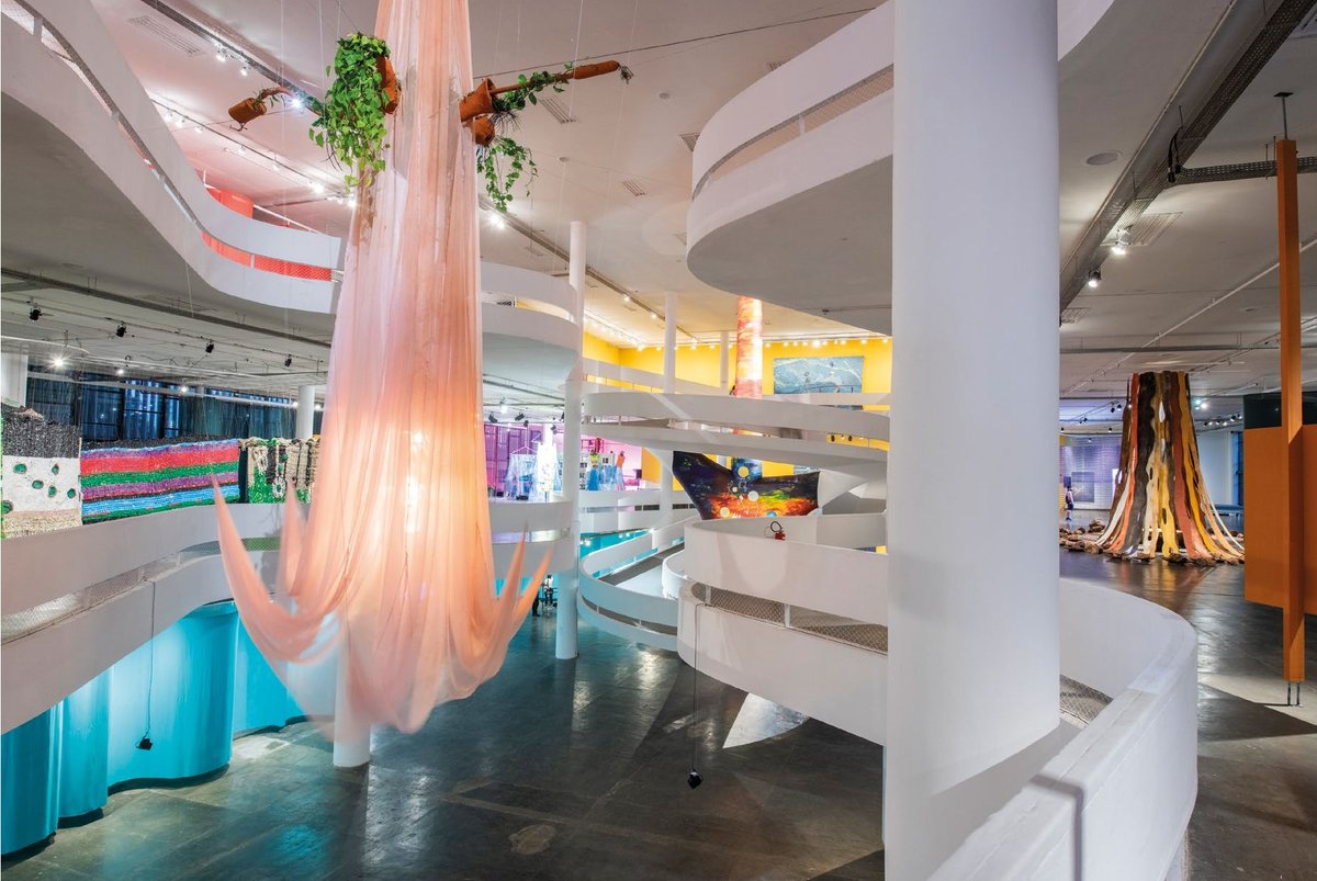 Vue de l’installation Flow, Flower : Bloom ! de Laure Prouvost à la 36e Biennale de São Paulo, 2025. © Levi Fanan/Fundação Bienal de São Paulo