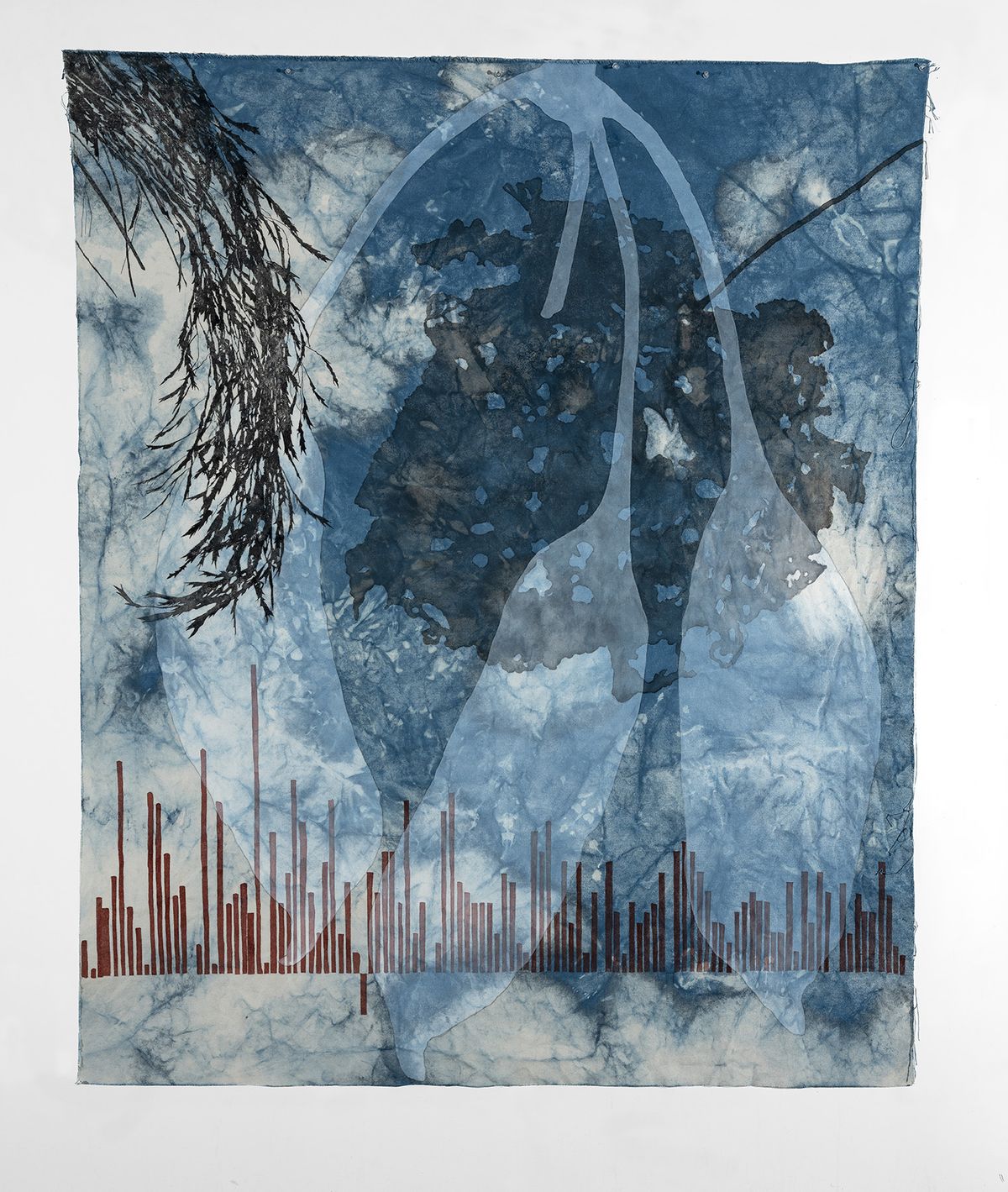 Judy Watson, Memory Scar, Cotton Tree Leaf, Grass, Brachychiton Illawarra Flame Tree Pods, 2020, indigo, acrylique, pigment et liant acrylique sur toile. Courtesy de l’artiste et Milani Gallery, Brisbane. Photo Carl Warner