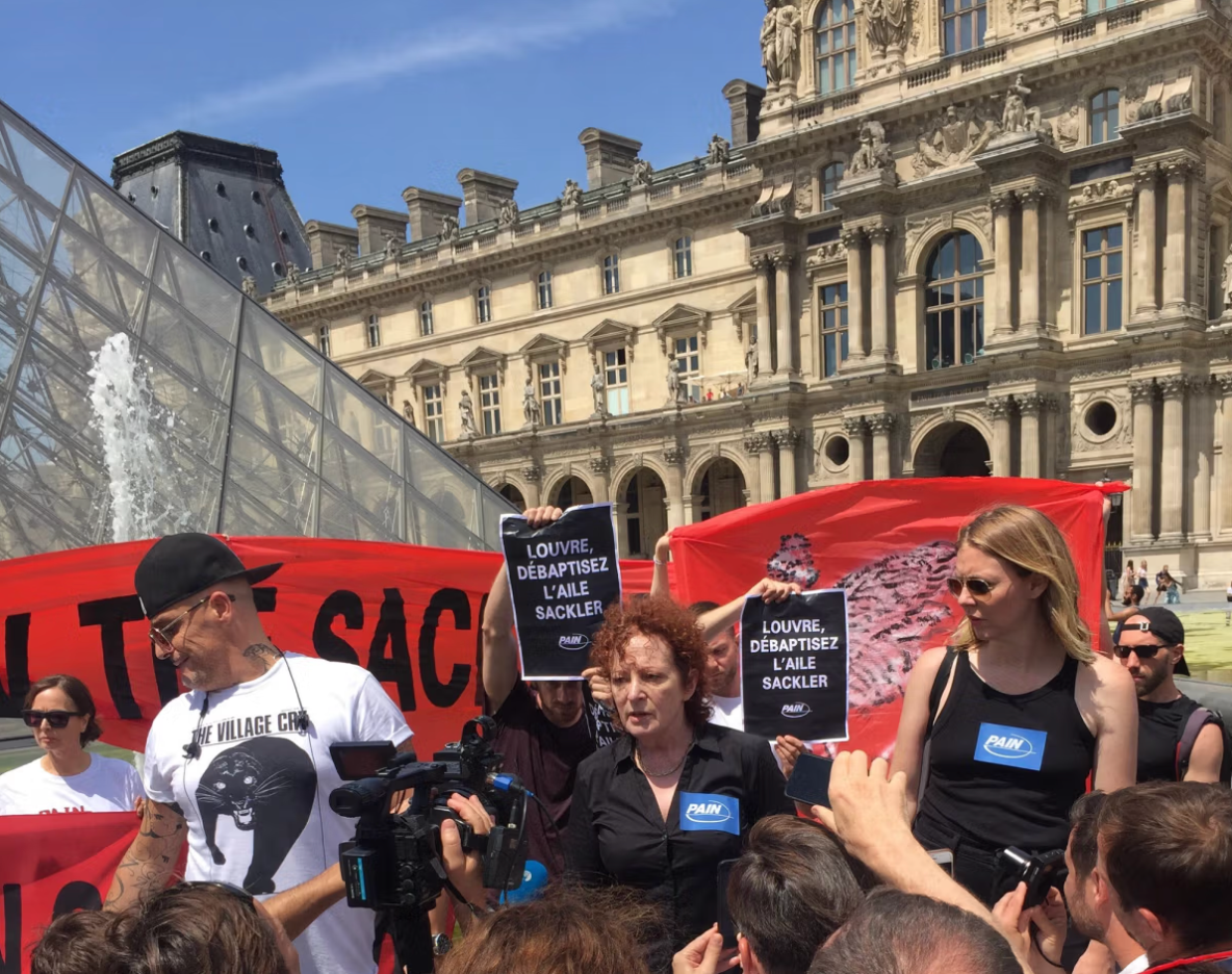 Nan Goldin et des membres du collectif PAIN protestant devant le musée du Louvre à Paris. © Courtesy de Pain