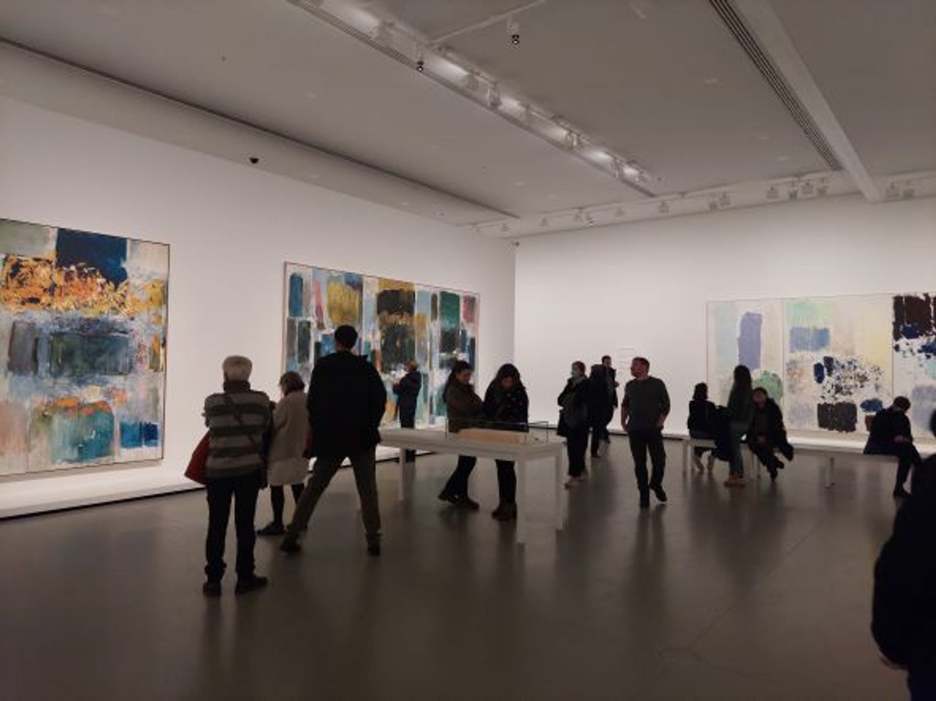 Vue de la double exposition «Monet – Mitchell» à la Fondation Louis-Vuitton, Paris, 2023. 

© D.R.