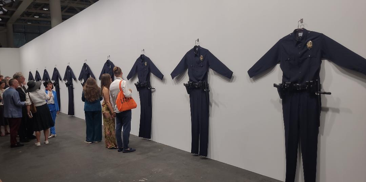Chris Burden, L.A.P.D Uniforms, 1993. Courtesy de l'artiste et galerie Gagosian. Photo : A.C.