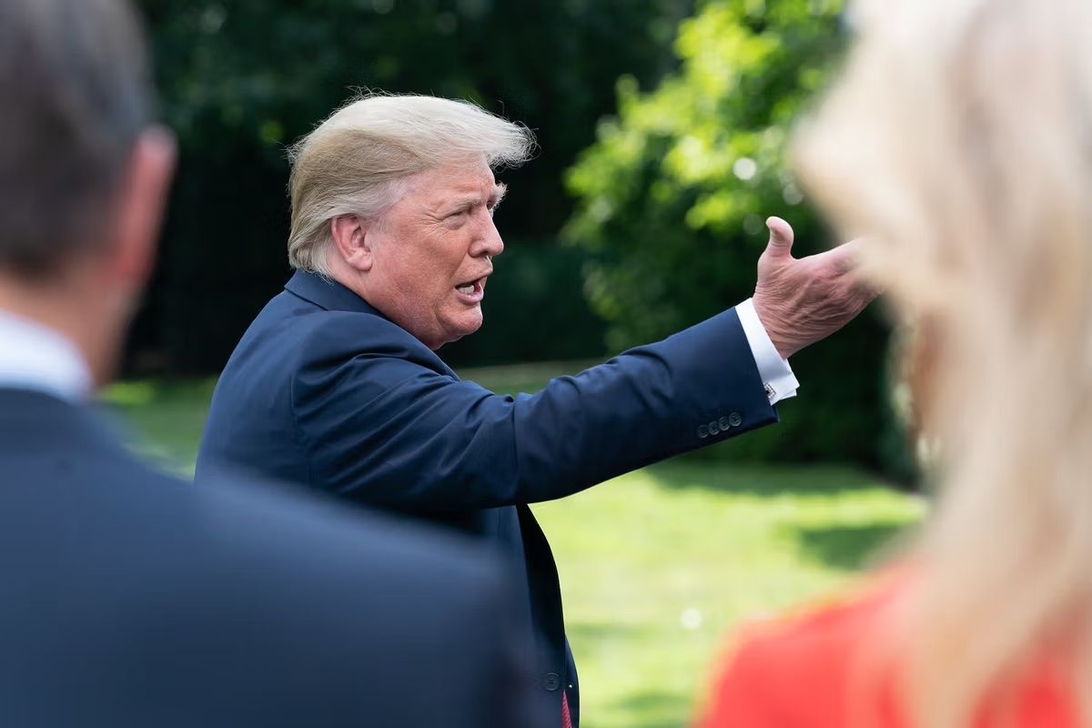 Le président américain Donald Trump sur la pelouse de la Maison-Blanche en 2019. Photo officielle de la Maison-Blanche par Joyce N. Boghosian, via Flickr