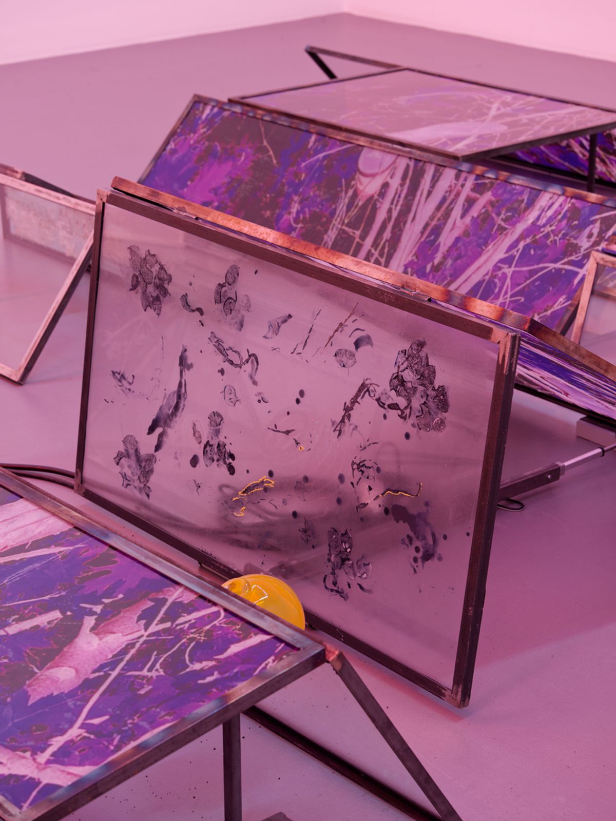 Vue de l’installation d’Euridice Zaituna Kala, Daylighting, mais c’est l’eau qui parle, La Criée centre d’art contemporain, Rennes, 2025. Photo de Aurélien Mole.