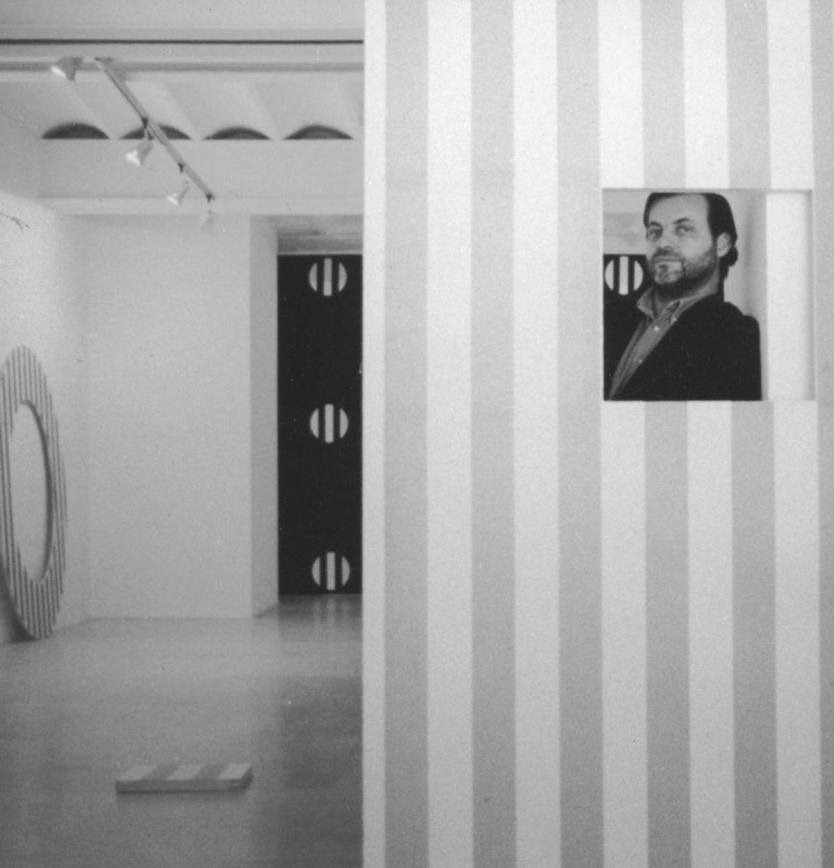 Roger Pailhas, exposition Daniel Buren, « Travaux situés », Galerie Roger Pailhas, Cours Julien, Marseille, 1991