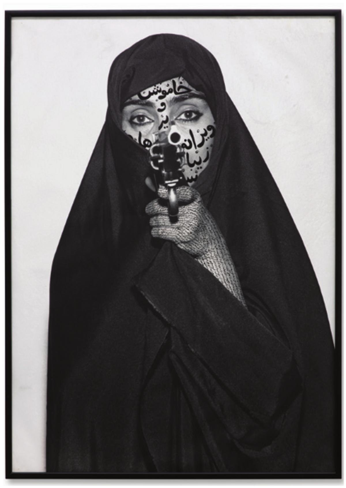 Shirin Neshat, Faceless from Women of Allah Series, 1994, photographie. Courtesy Fondazione Sandretto Re Rebaudengo

