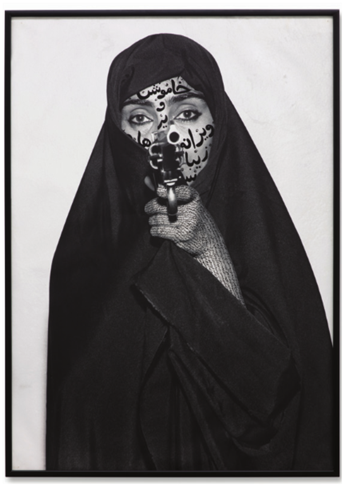 Shirin Neshat, Faceless from Women of Allah Series, 1994, photographie. Courtesy Fondazione Sandretto Re Rebaudengo