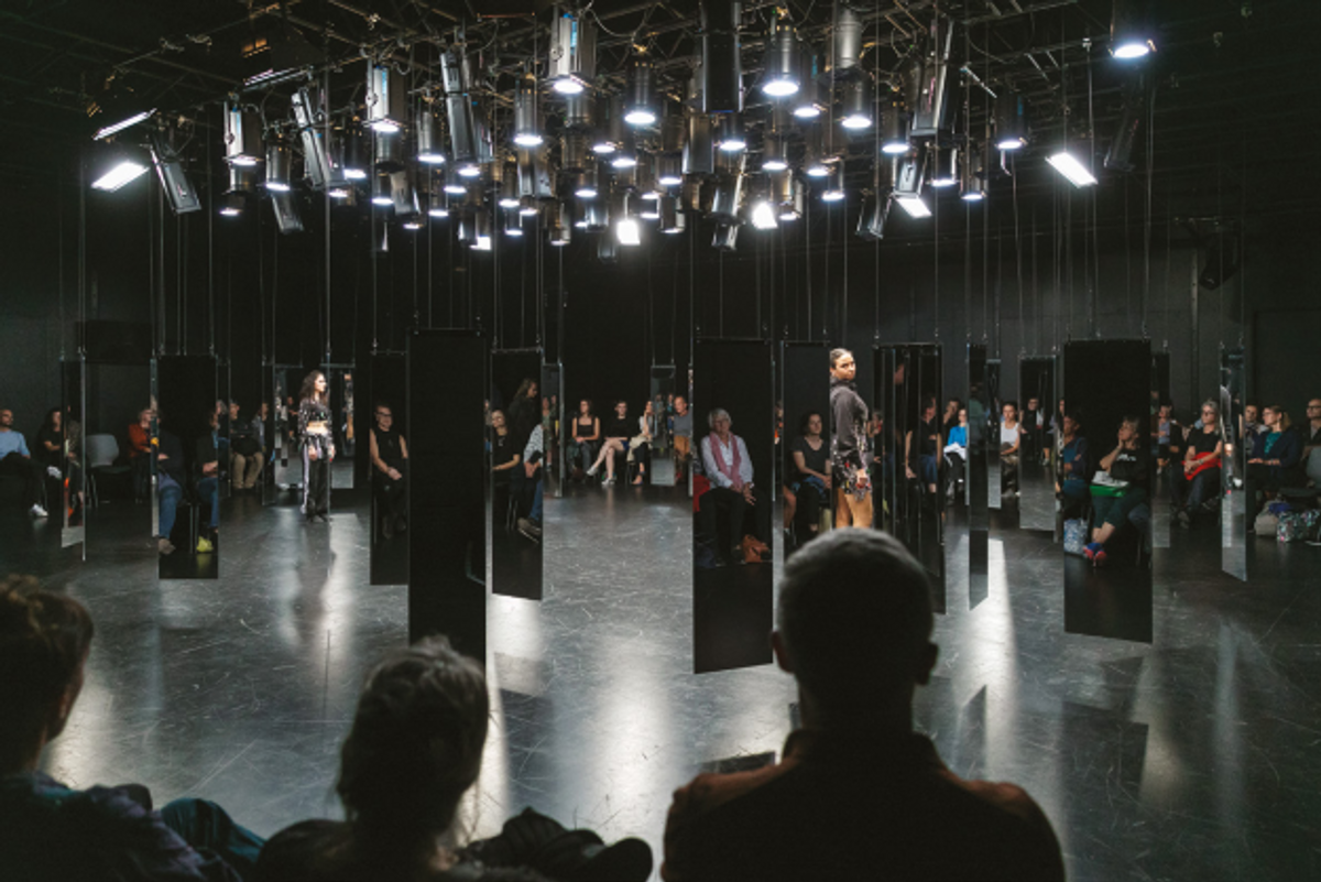 Vue de la performance scénique Orientalien (2020) de Ceylan Öztrük au Pavillon ADC, en 2022. Photo Emmanuelle Bayart