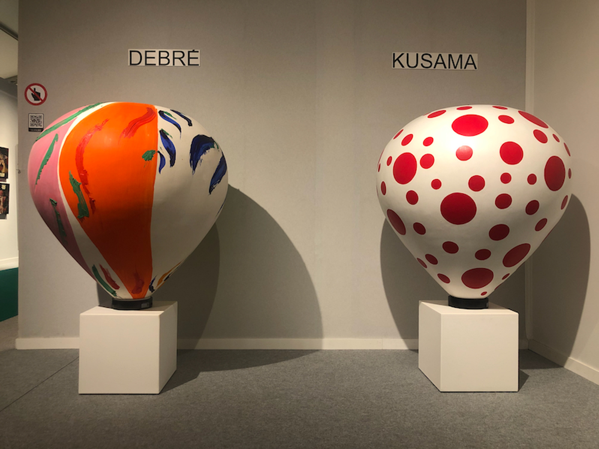 Vue du stand de la galerie Mouquet avec des maquettes de montgolfières décorées par Olivier Debré à gauche et Yayoi Kusama à droite. 

Photo D.R.