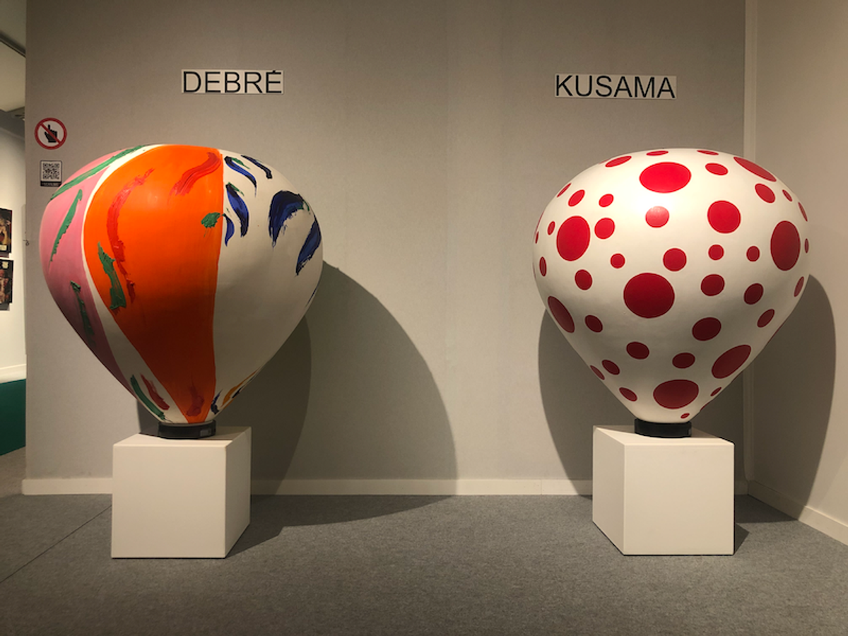 Vue du stand de la galerie Mouquet avec des maquettes de montgolfières décorées par Olivier Debré à gauche et Yayoi Kusama à droite.
Photo D.R.