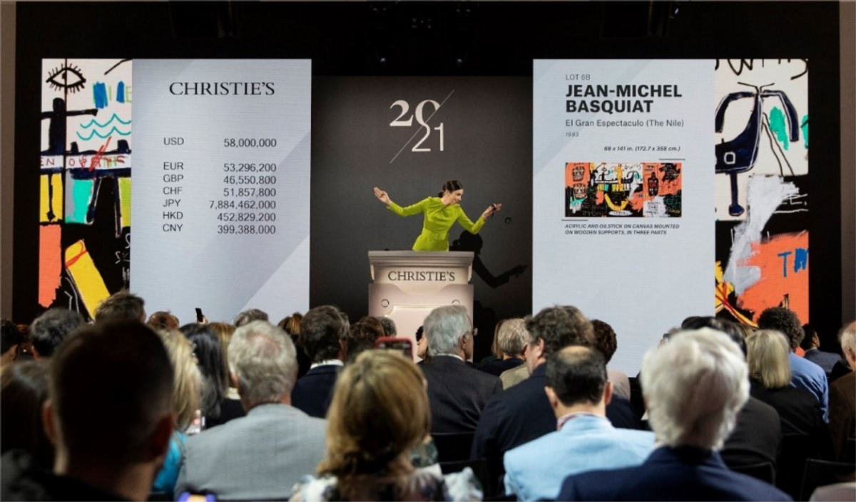 Georgina Hilton adjugeant le tableau de Jean-Michel Basquiat El Gran Espectaculo (The Nile) pour 67,1 millions de dollars chez Christie’s New York, le 15 mai 2023. Courtesy Christie's