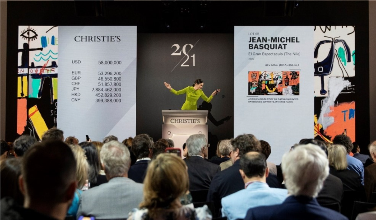 Georgina Hilton adjugeant le tableau de Jean-Michel Basquiat El Gran Espectaculo (The Nile) pour 67,1 millions de dollars chez Christie’s New York, le 15 mai 2023. Courtesy Christie's