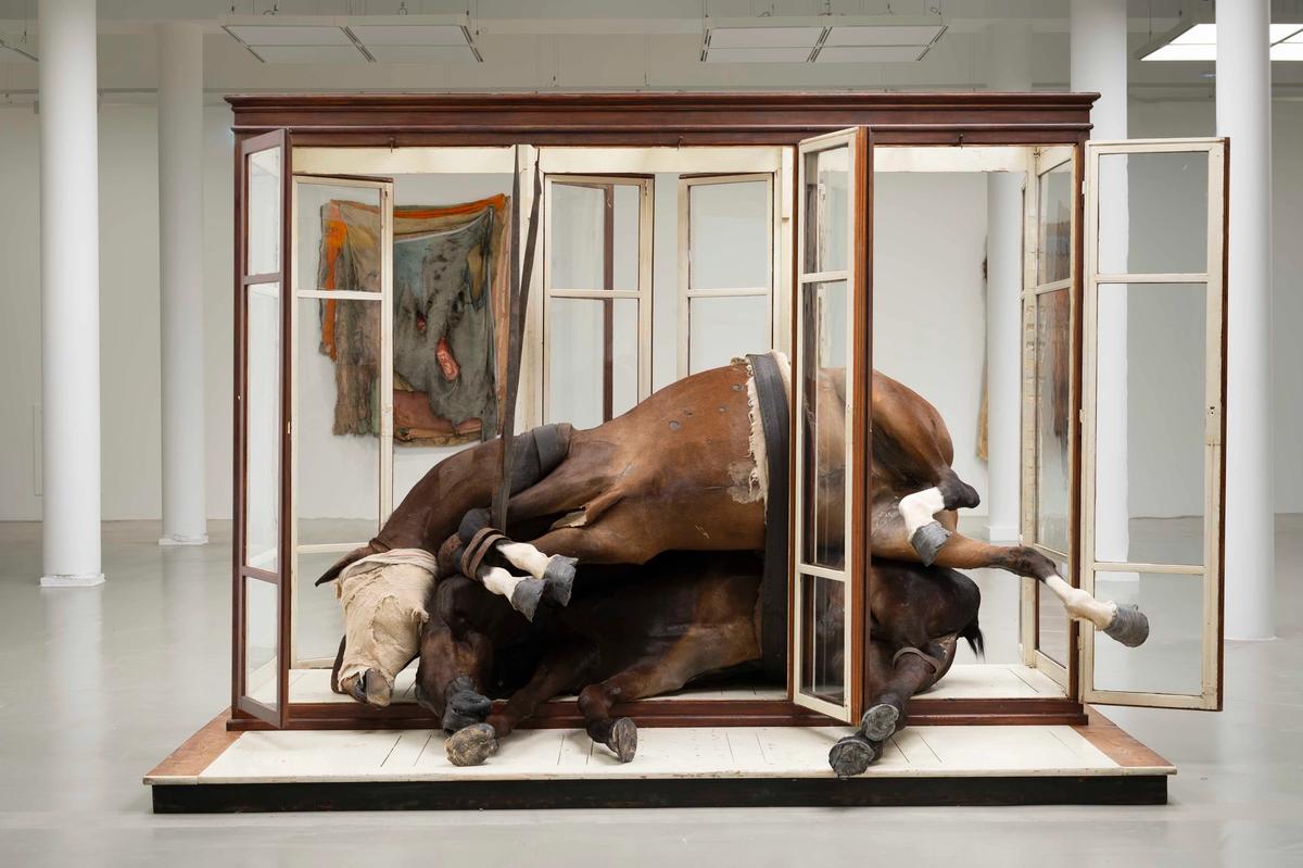 Berlinde De Bruyckere, No Life Lost II, 2015, peau de cheval, bois,
verre, tissu, cuir, couvertures, fer, époxy. Courtesy de l’artiste et Hauser & Wirth. Photo Mirjam Devriendt