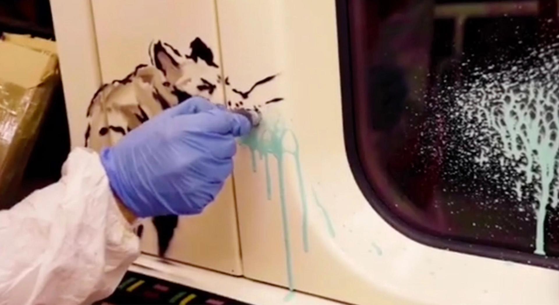 Un extrait de la vidéo de Banksy montrant la création de son graffiti dans le métro de Londres. Via Histogramme 