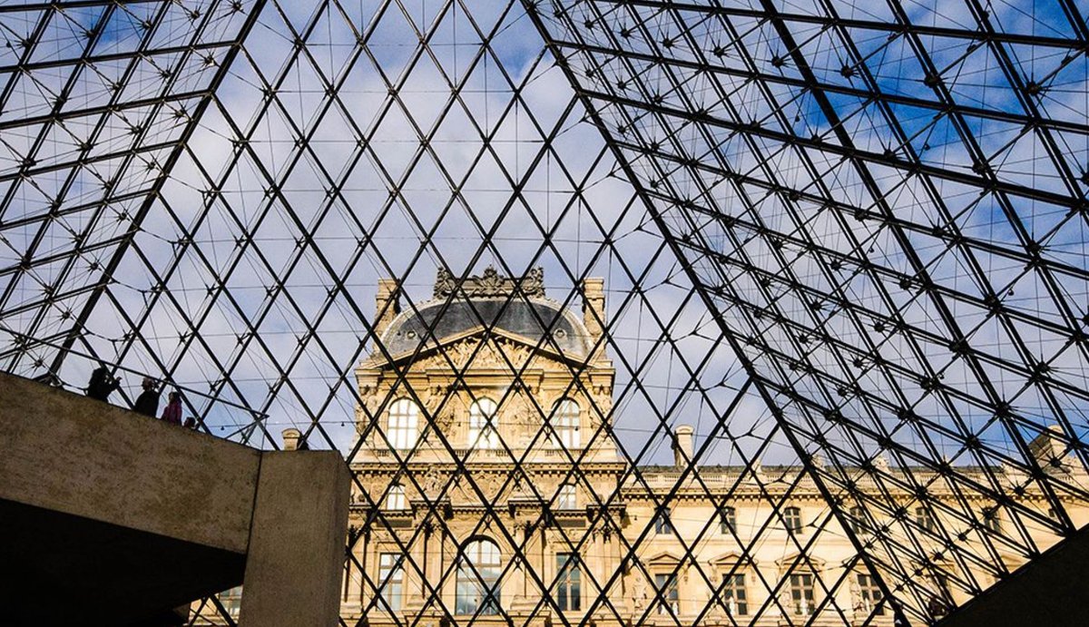 Vue de l'intérieur de la pyramide à l'entrée du musée du Louvre. D.R.