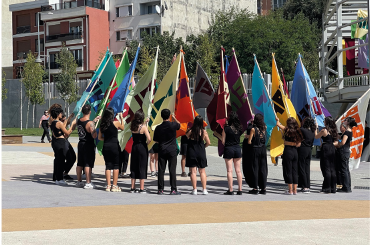 Arahmaiani, Flag Project (depuis 2006), performance à Müze Gazhane le 15 septembre 2022, 17e Biennale d’Istanbul. © Philippe Régnier