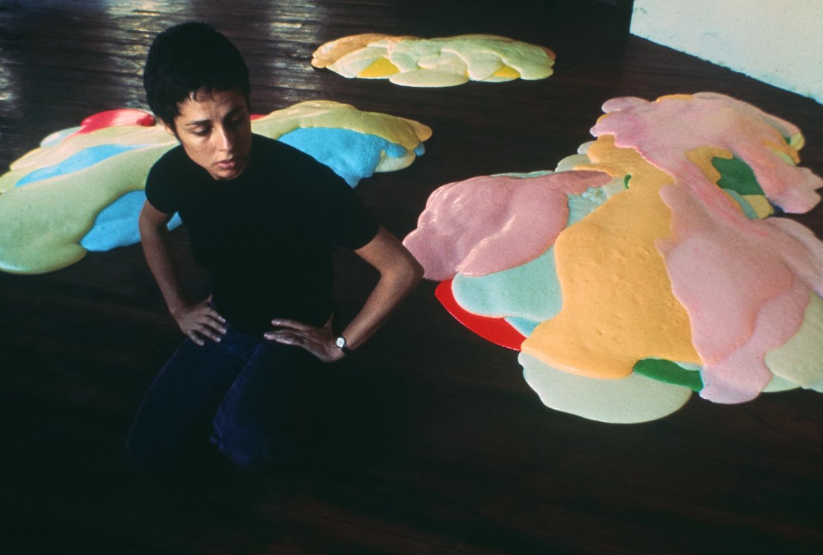 Lynda Benglis avec des Night Sherbet, dans son atelier de Baxter Street, à New York, en 1969. © Norman Seeff. © Adagp, Paris, 2021