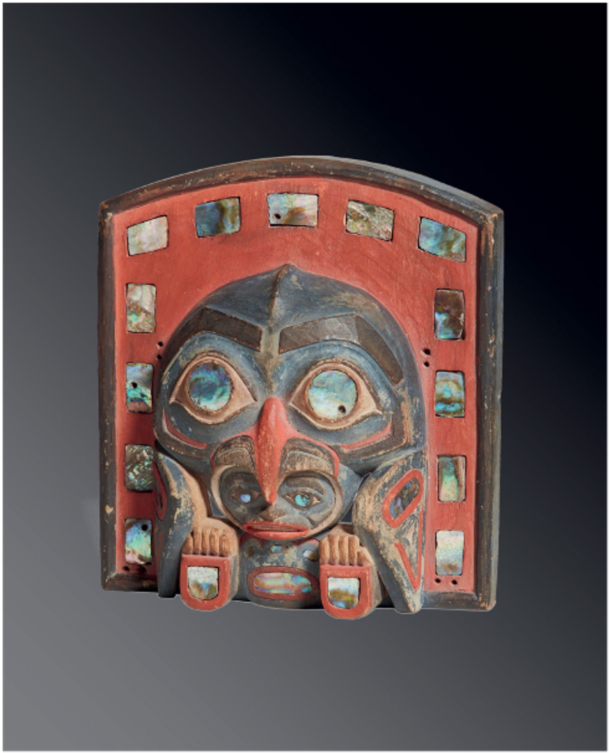 Masque frontal probablement Heiltsuk (Bella Bella) ou Haisla, Colombie britannique, Canada, vers 1870. Courtesy de la galerie Franck Marcelin