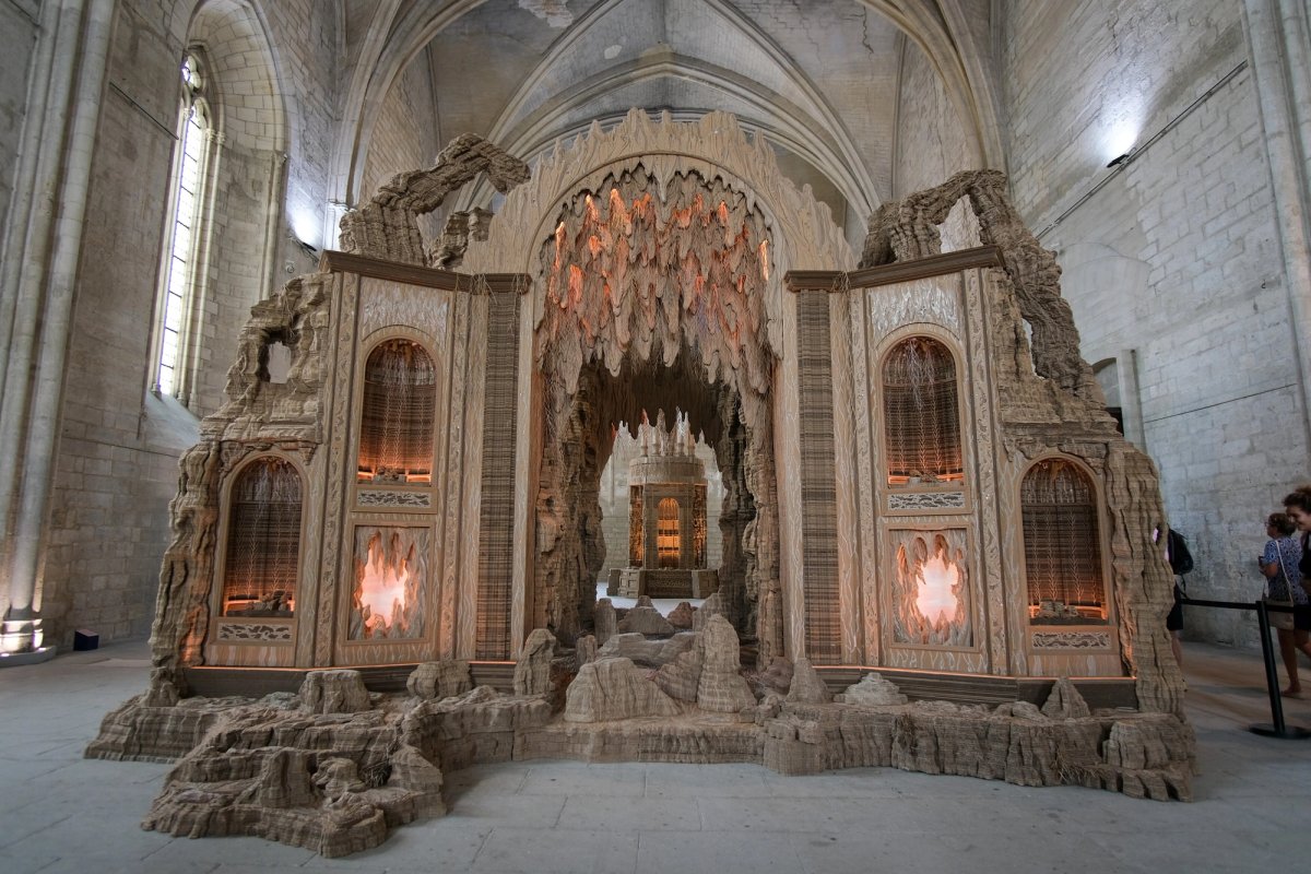 Eva Jospin, Nymphées, 2022, dans la Grande chapelle du Palais des Papes. Exposition « Eva Jospin : Palazzo ». © O. Tresson