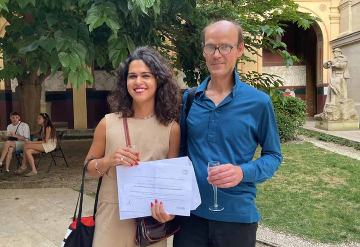 Lyz Parayzo et le galeriste Arnaud Lefebvre lors de la remise du prix Jeudi des Beaux-Arts - Comité professionnel des galeries d’art, juillet 2023. © Jeudi des Beaux-Arts