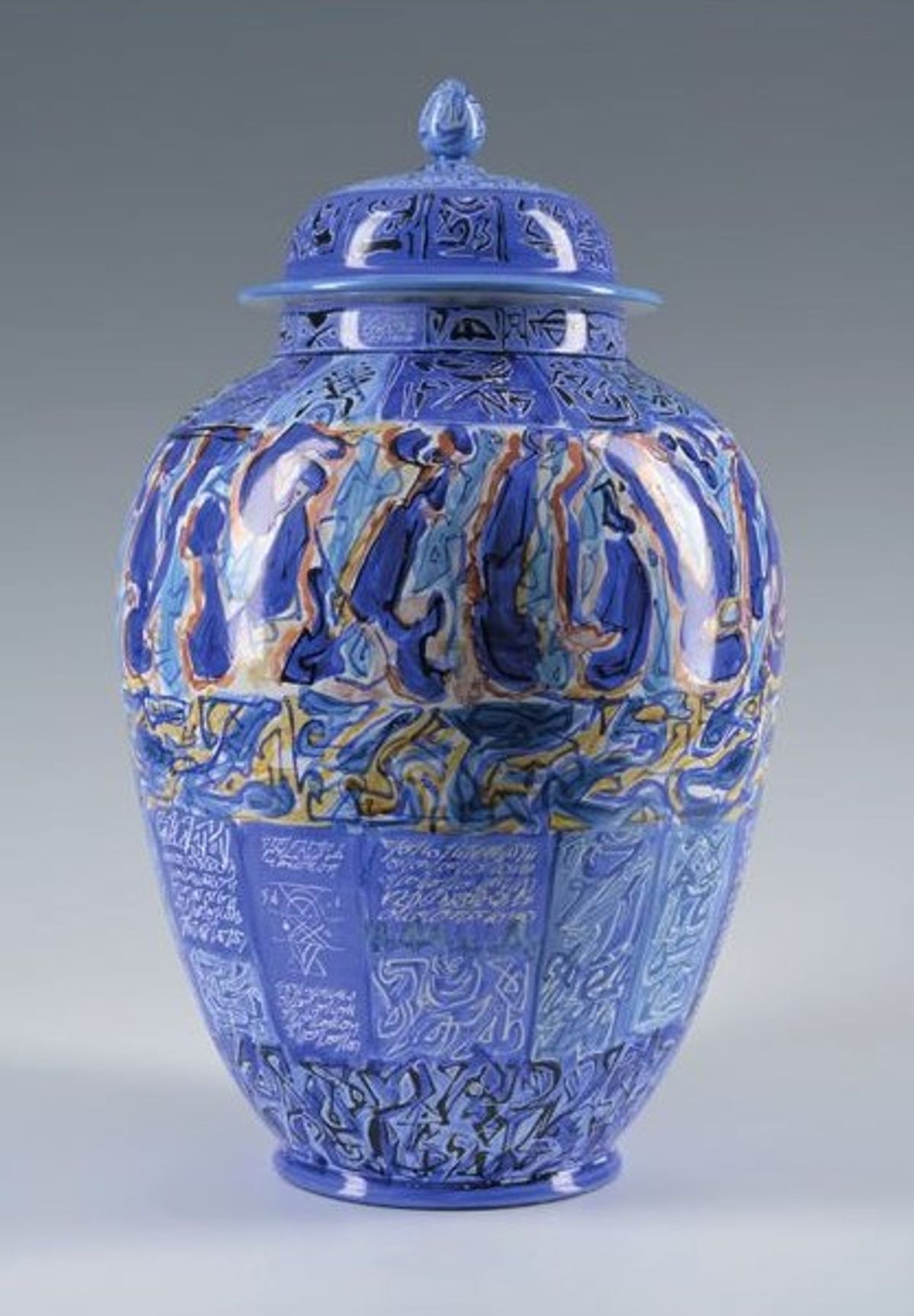 Mahjoub Ben Bella, vase et son couvercle, 2000, faïence émaillée, Roubaix, La Piscine – musée d’Art et d’Industrie André-Diligent. © Mahjoub Ben Bella. Photo Alain Leprince