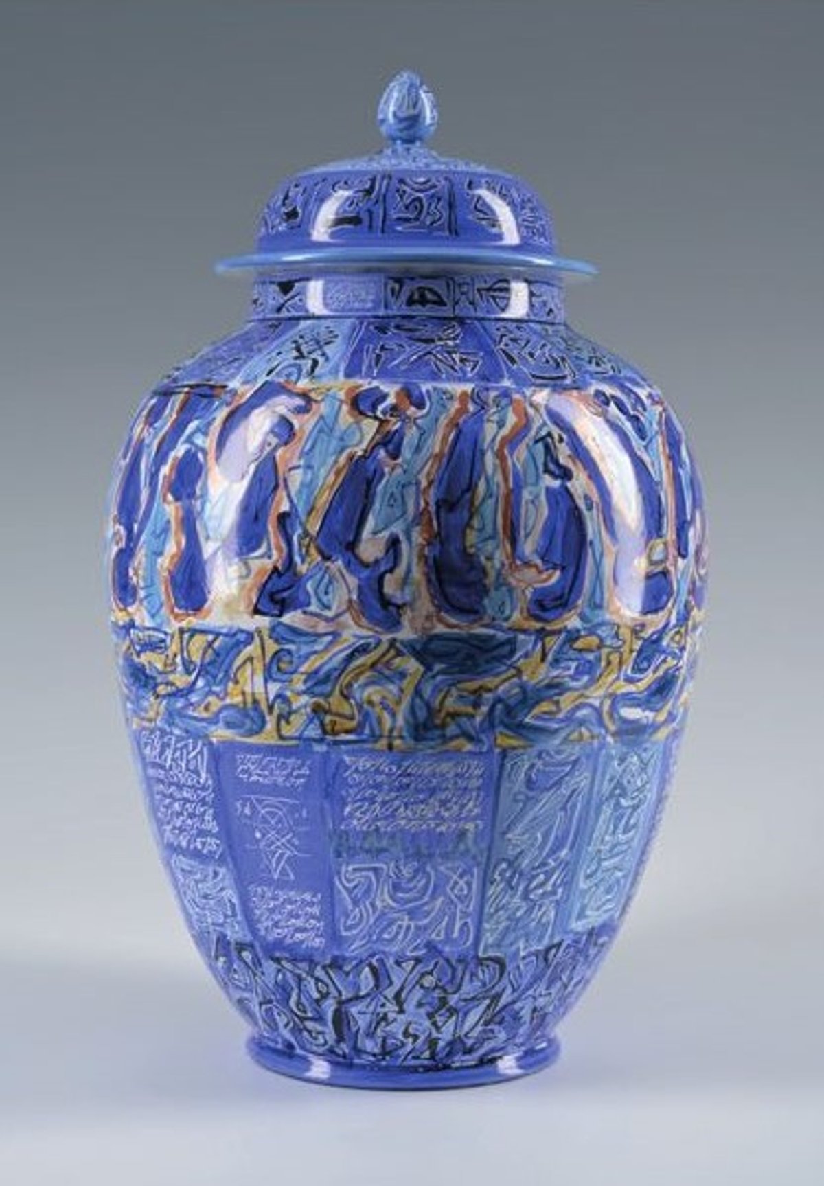 Mahjoub Ben Bella, vase et son couvercle, 2000, faïence émaillée, Roubaix, La Piscine – musée d’Art et d’Industrie André-Diligent. © Mahjoub Ben Bella. Photo Alain Leprince