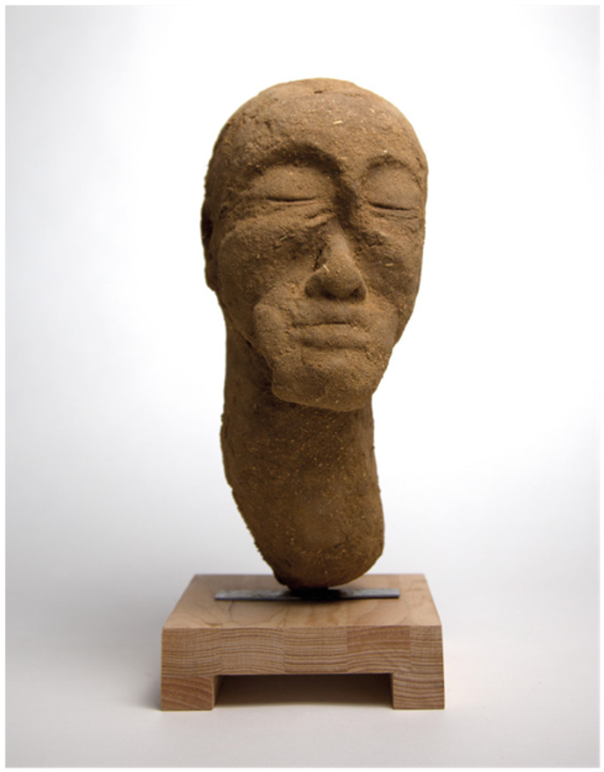 Ali Cherri, Tête en terre, 2023, bois, acier, sable, argile et pigments, collection de l’artiste. © Ali Cherri