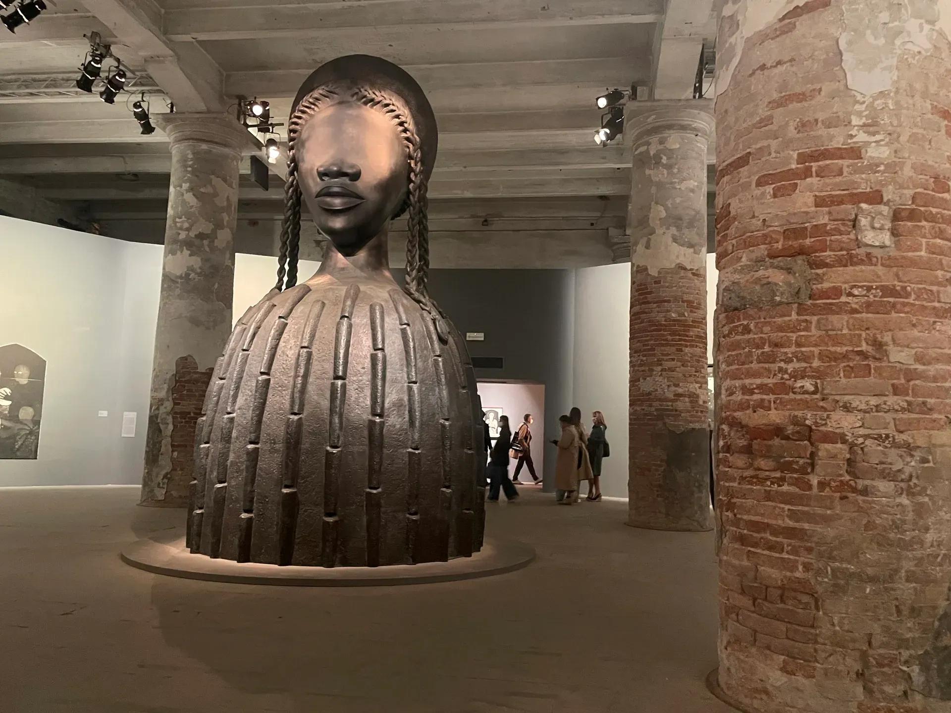 Brick House (2019) de Simone Leigh a été présenté à la Biennale de Venise 2022, neutre en carbone. Photo : Aimee Dawson