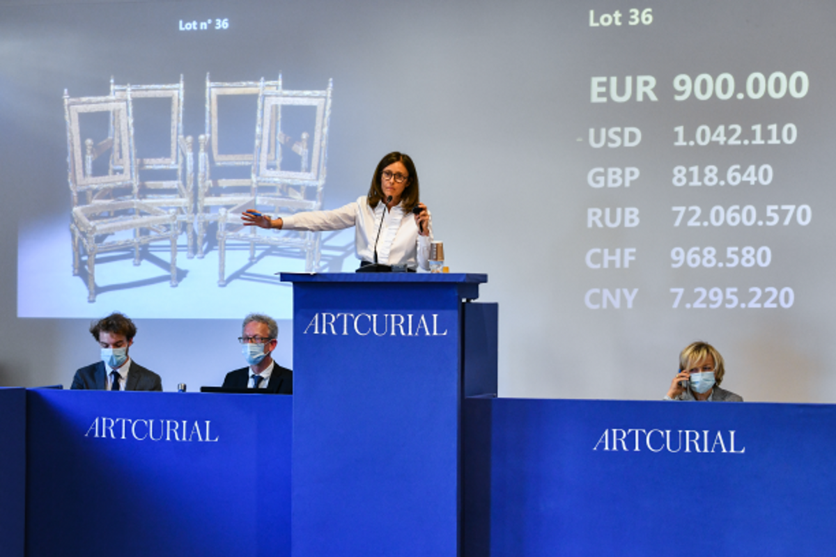 Isabelle Bresset adjugeant les quatre sièges du comte d’Artois le 22 juillet chez Artcurial. © Artcurial